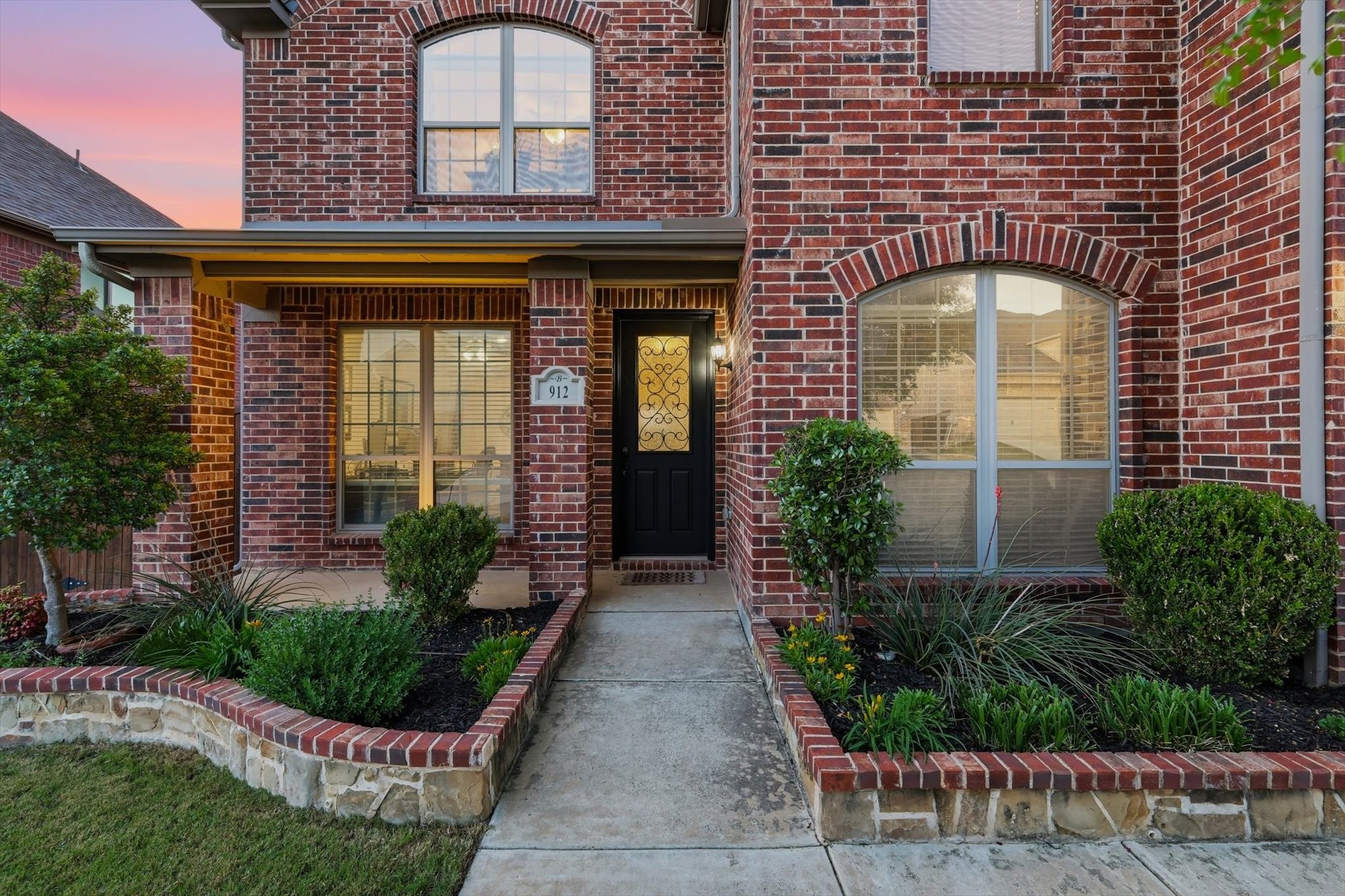 Property photo 02 of 912 Hartford Court, Roanoke, TX 76262 | MLS #21223208
