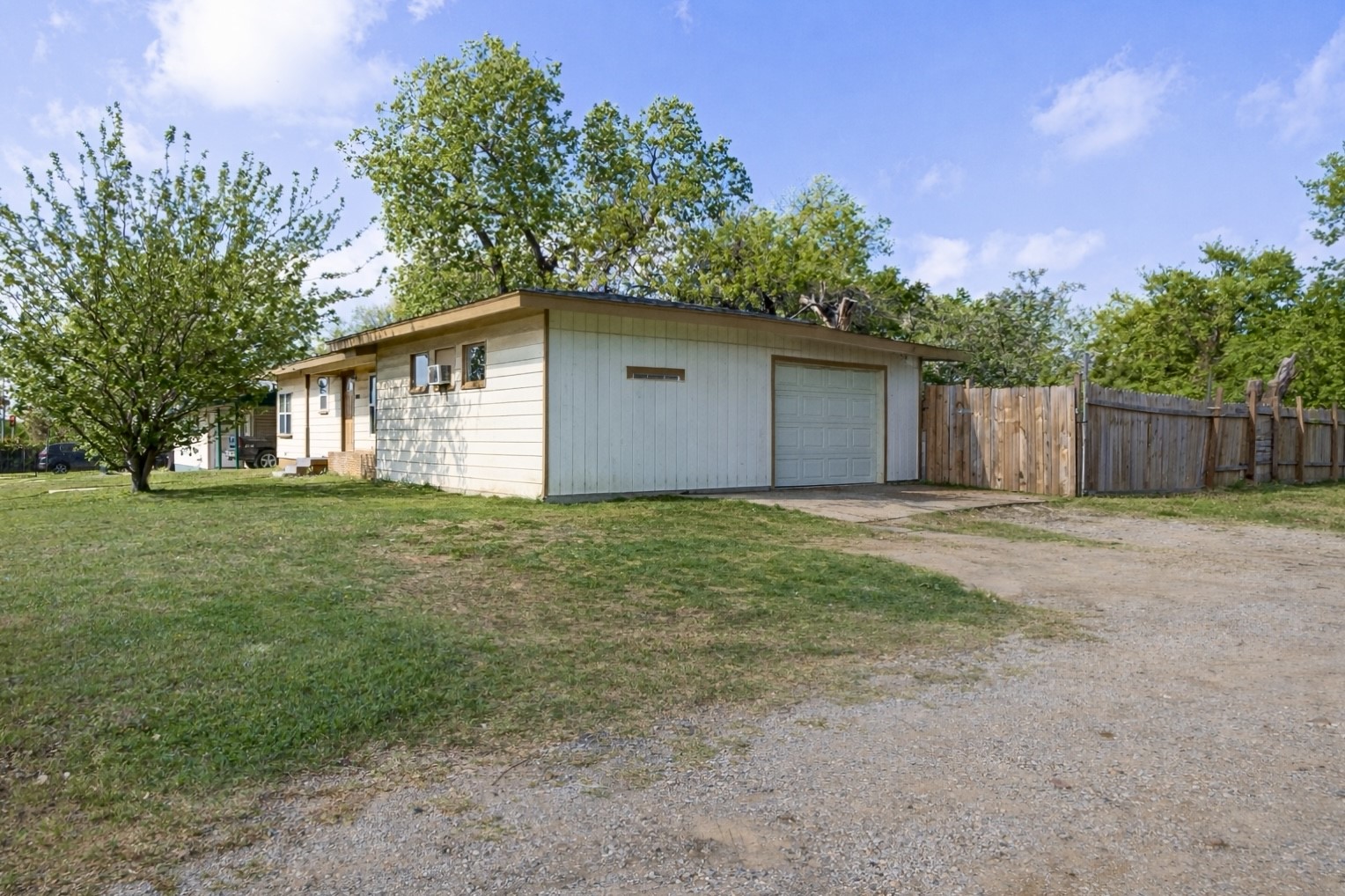 Property photo 04 of 3000 Pate Drive Fort, Worth, TX 76105 | MLS #21223426