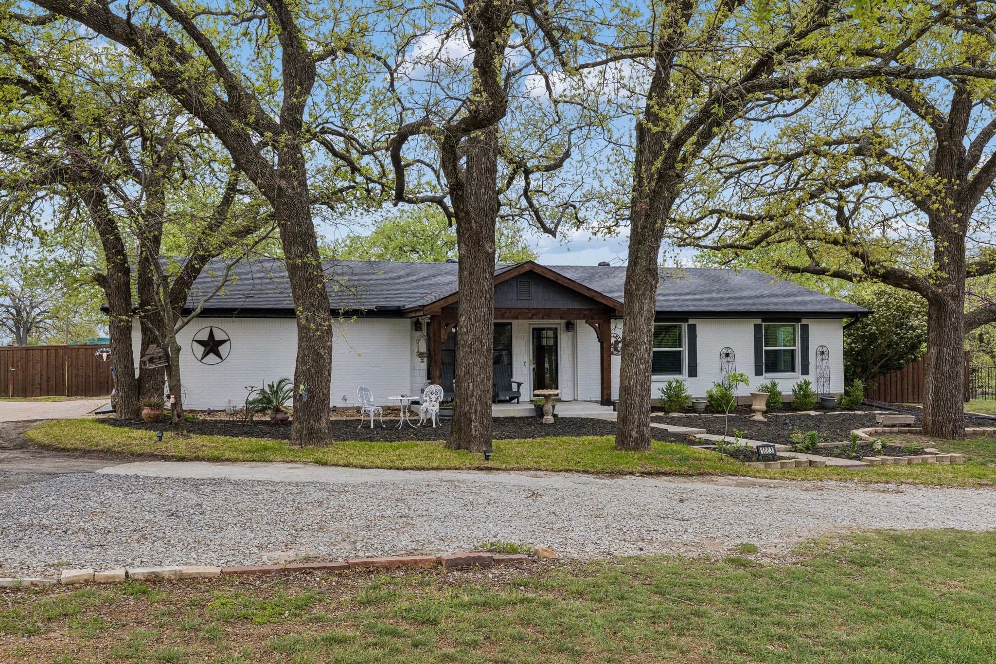 Property photo 02 of 1003 Newell Drive Hudson, Oaks, TX 76087 | MLS #21223593
