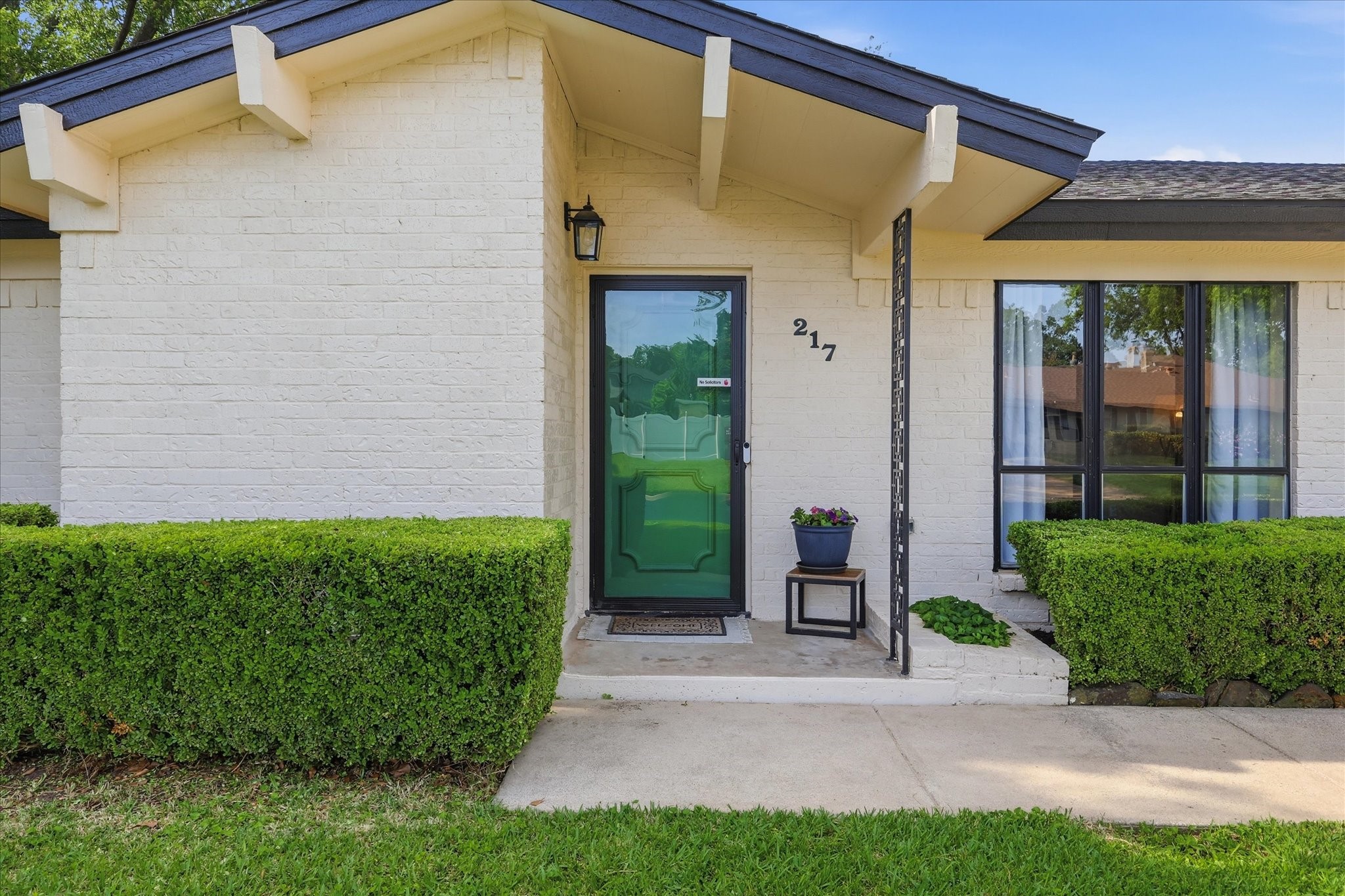Property photo 02 of 217 E Louella Drive, Hurst, TX 76054 | MLS #21224353