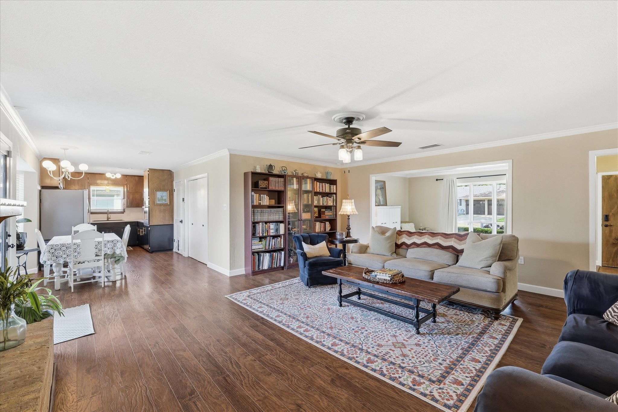217 E Louella Drive, Hurst, TX, 76054