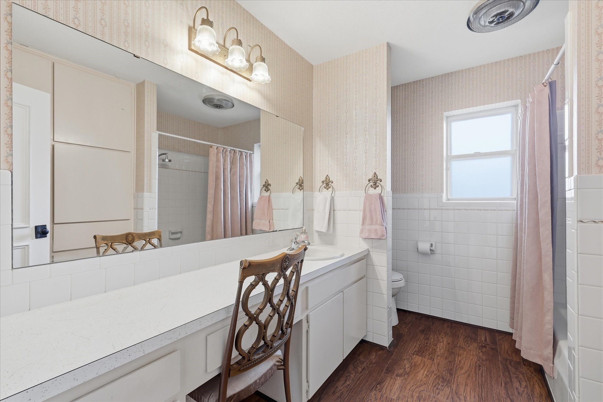 217 E Louella Drive, Hurst, TX, 76054