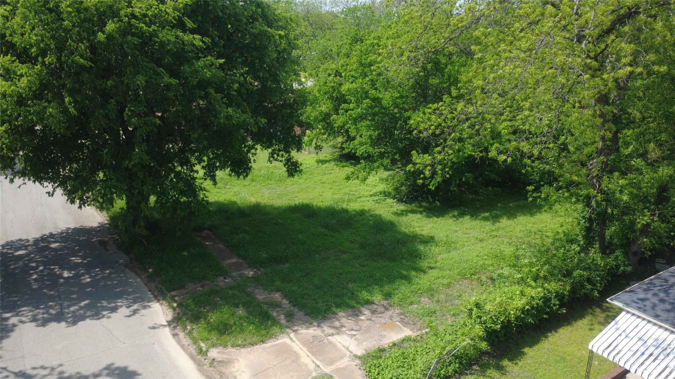Property photo 01 of 611 W Johnson Street, Denison, TX 75020 | MLS #21225105