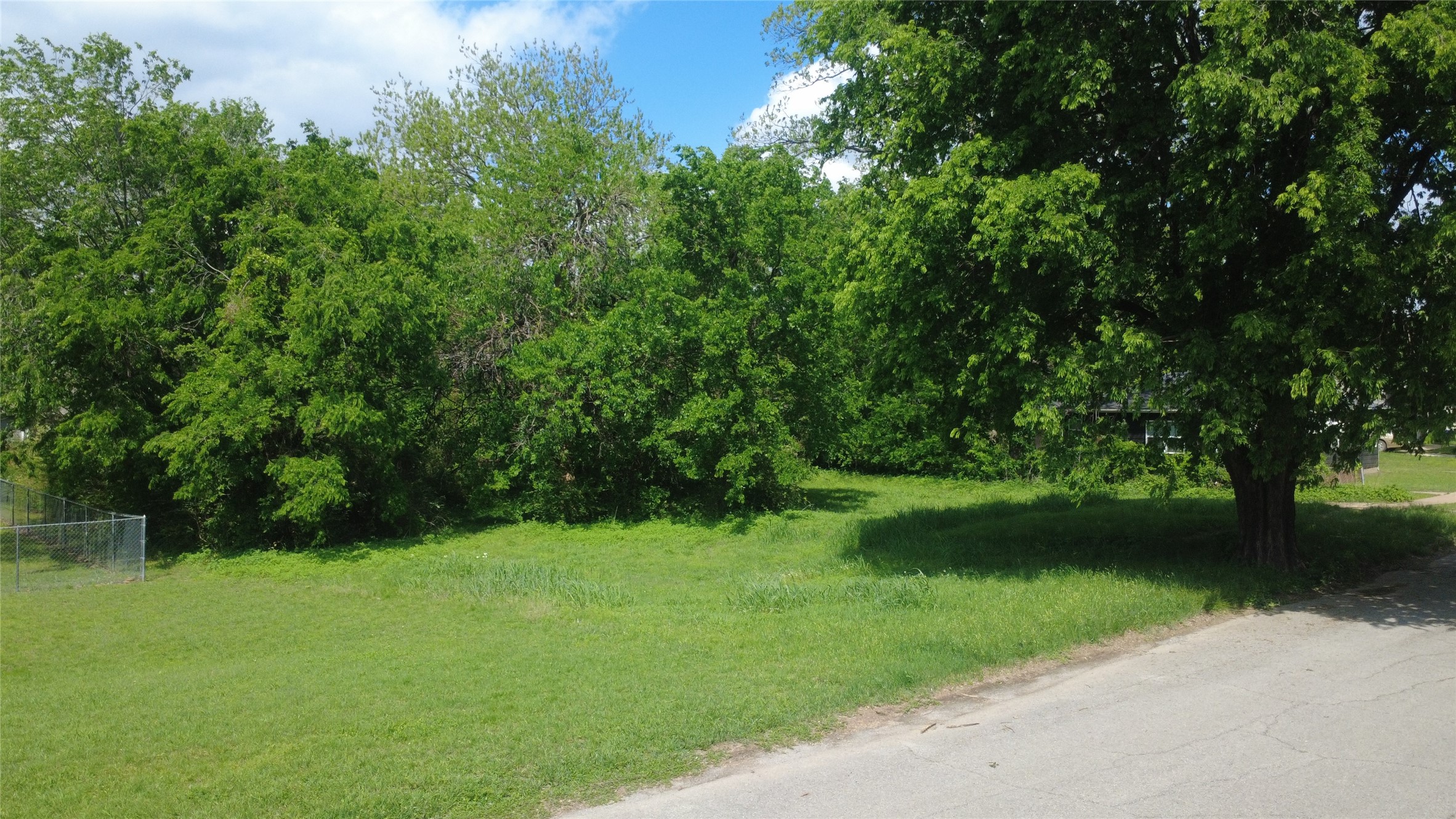 Property photo 02 of 611 W Johnson Street, Denison, TX 75020 | MLS #21225105