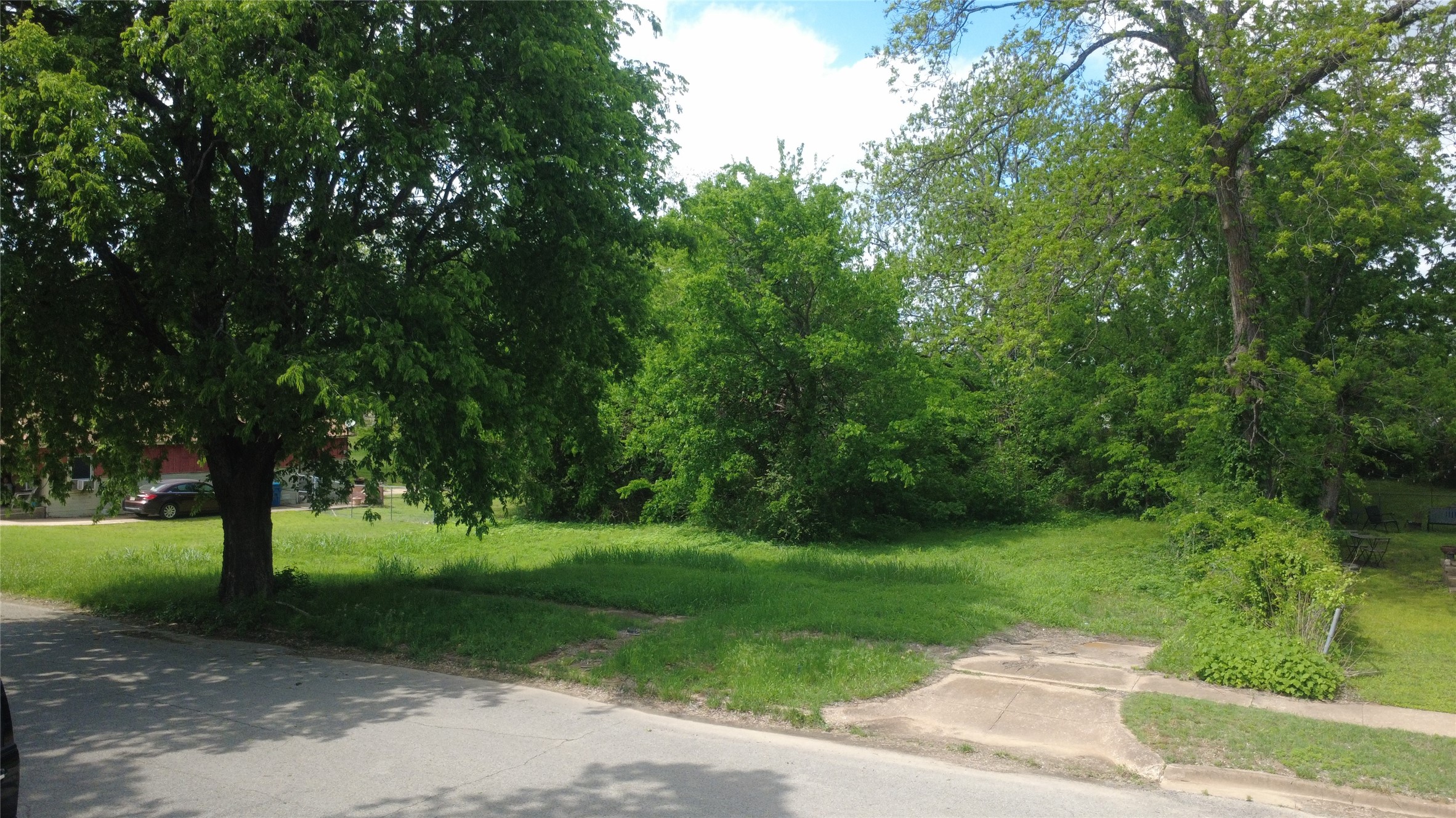 Property photo 04 of 611 W Johnson Street, Denison, TX 75020 | MLS #21225105
