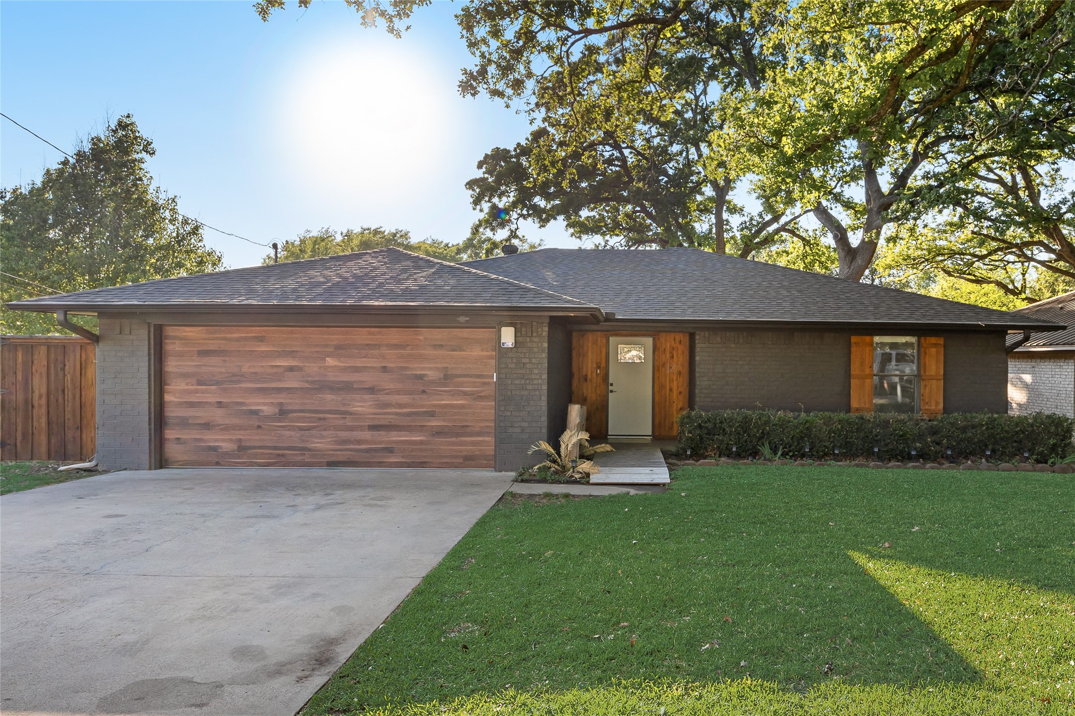 Property photo 02 of 127 Wildwood Crossover Street Gun Barrel, City, TX 75156 | MLS #21225735