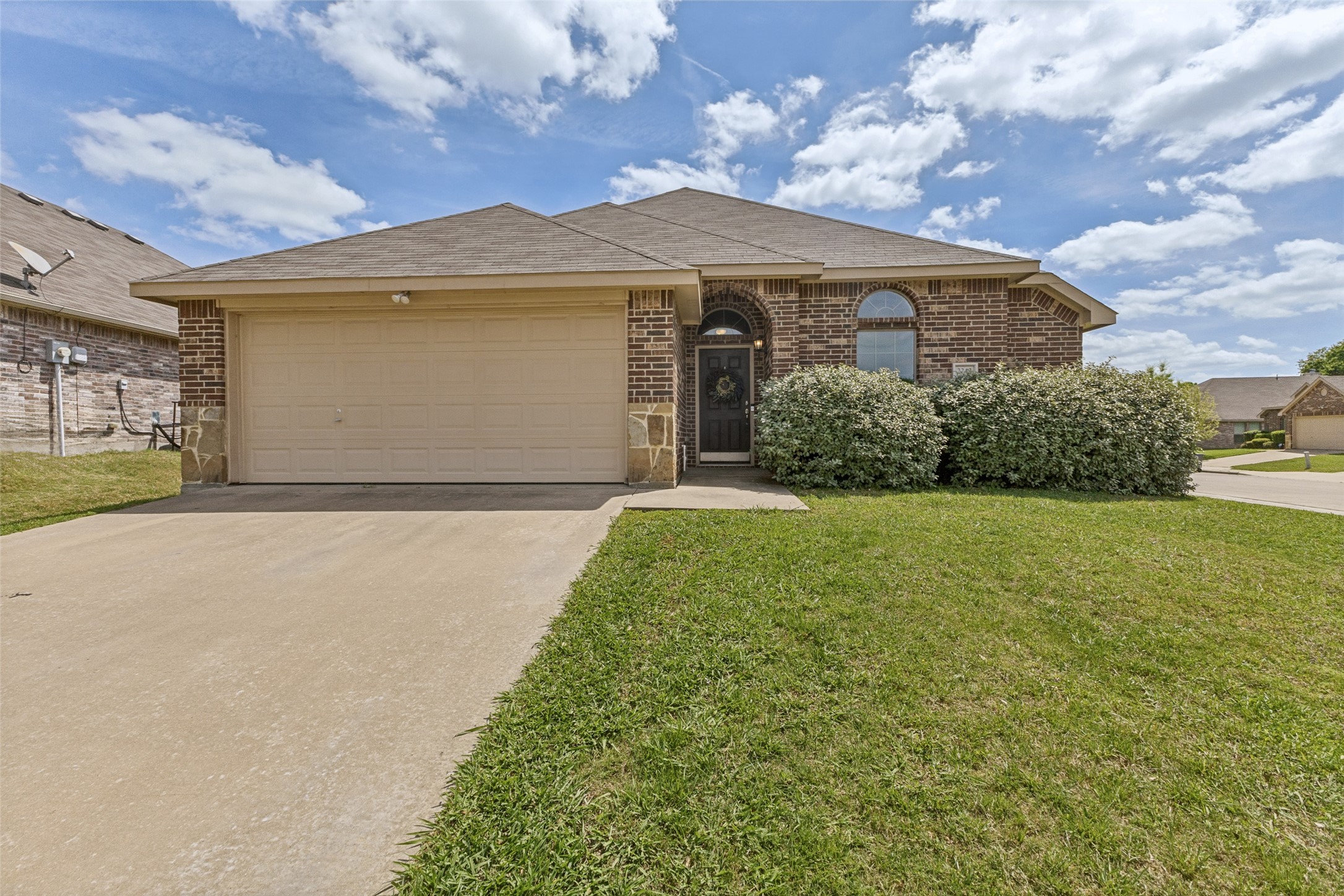 Property photo 01 of 2242 Upcreek Court, Dallas, TX 75253 | MLS #21227707