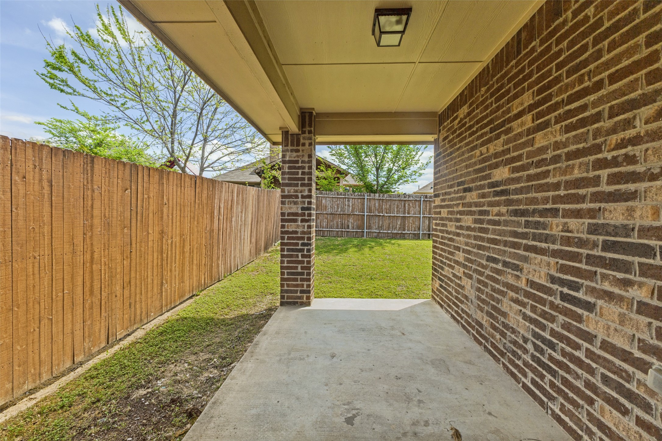 Property photo 03 of 2242 Upcreek Court, Dallas, TX 75253 | MLS #21227707