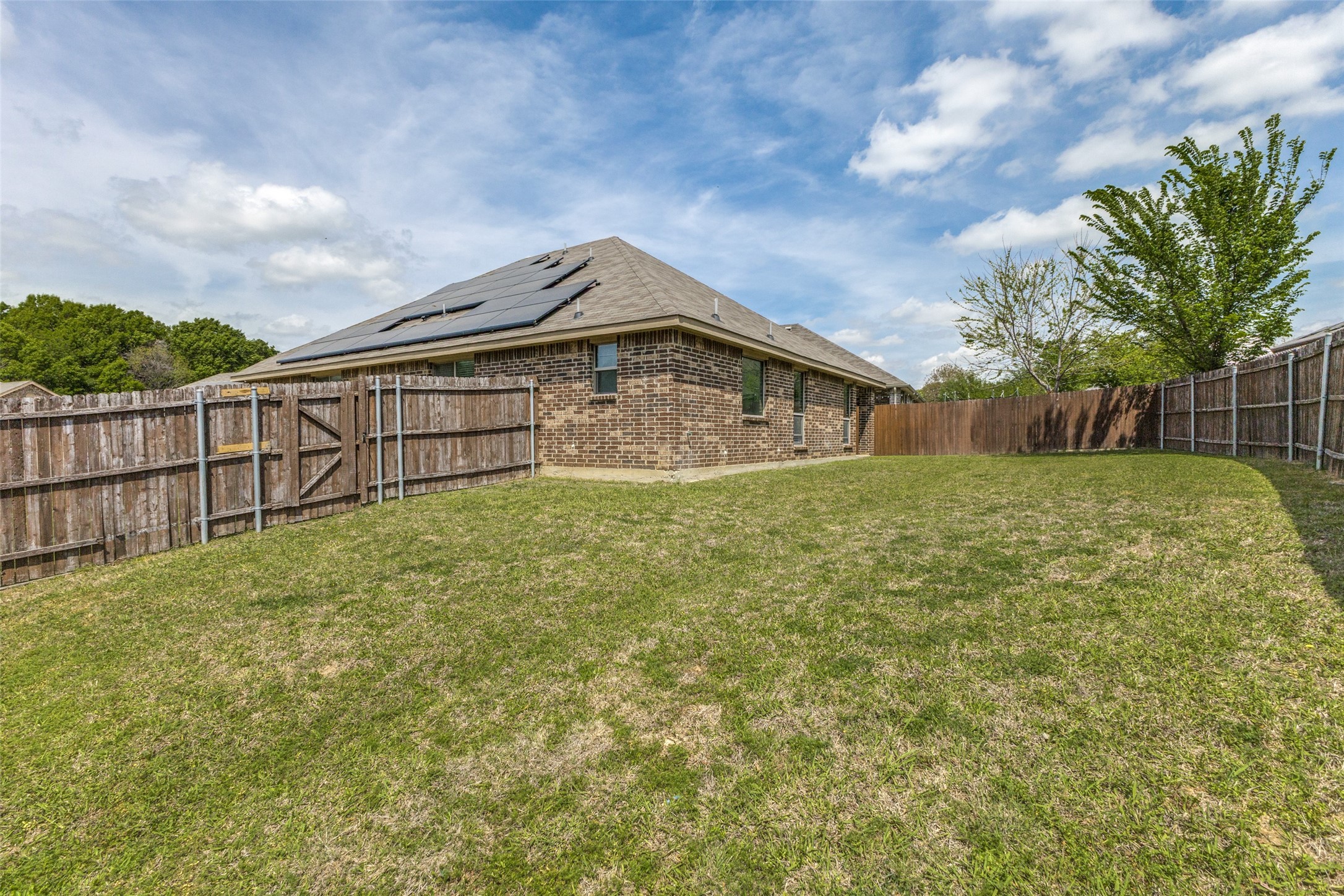 Property photo 04 of 2242 Upcreek Court, Dallas, TX 75253 | MLS #21227707