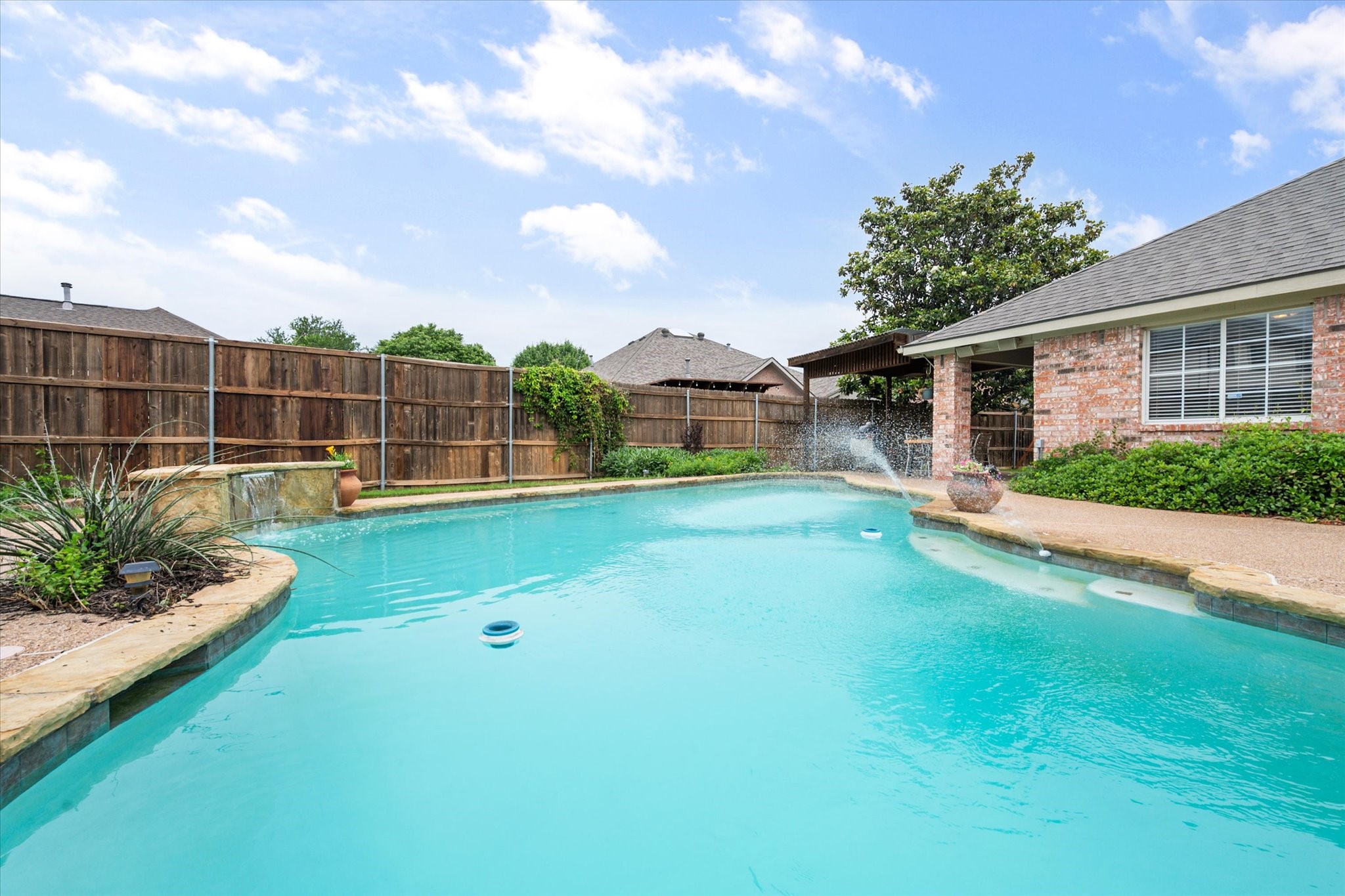 Property photo 01 of 106 Rolling Rock Drive Trophy, Club, TX 76262 | MLS #21228005