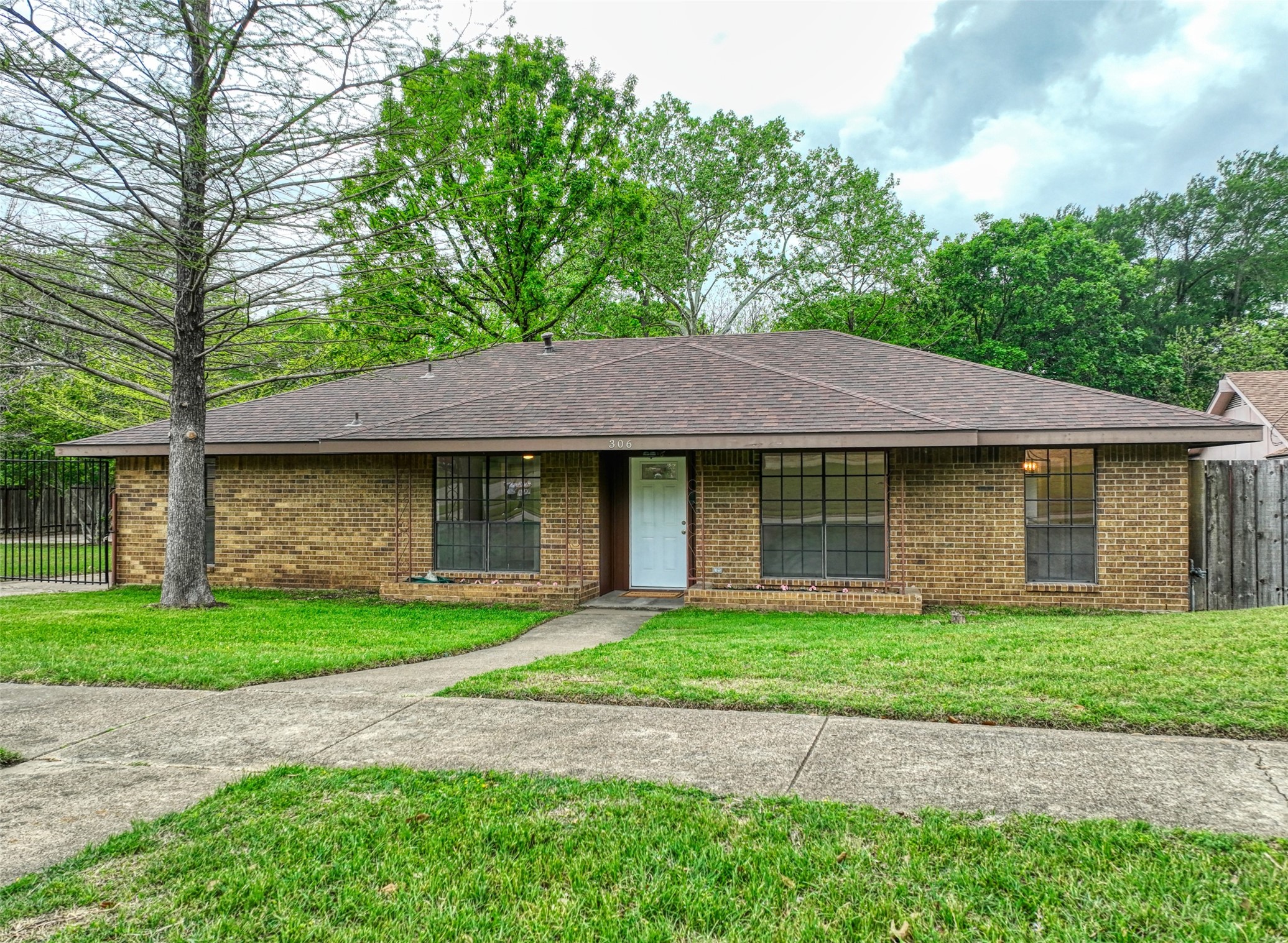 Property photo 01 of 306 Larry Drive, Duncanville, TX 75137 | MLS #21229044
