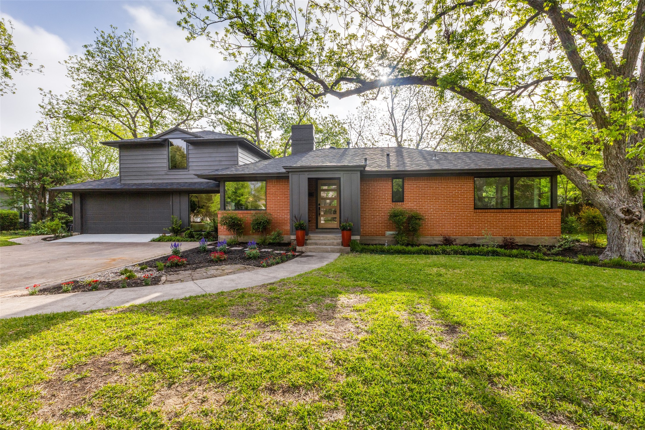 Property photo 02 of 1404 El Campo Drive, Dallas, TX 75218 | MLS #21230052