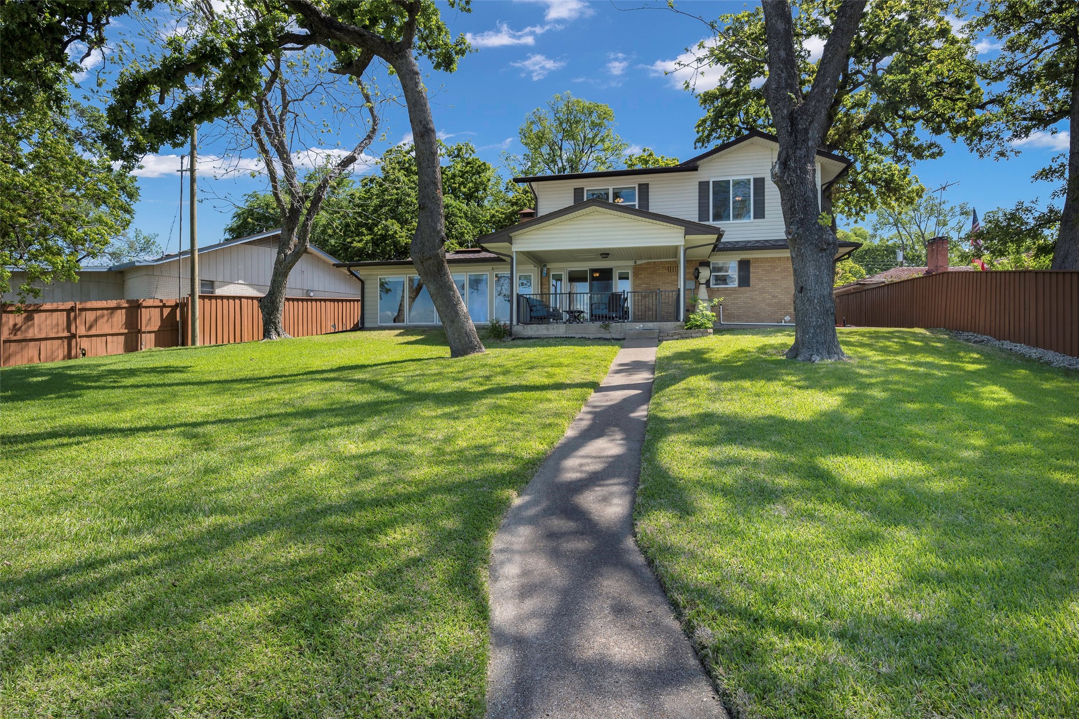 Property photo 02 of 256 Whispering Oaks Trail Payne, Springs, TX 75156 | MLS #21230704