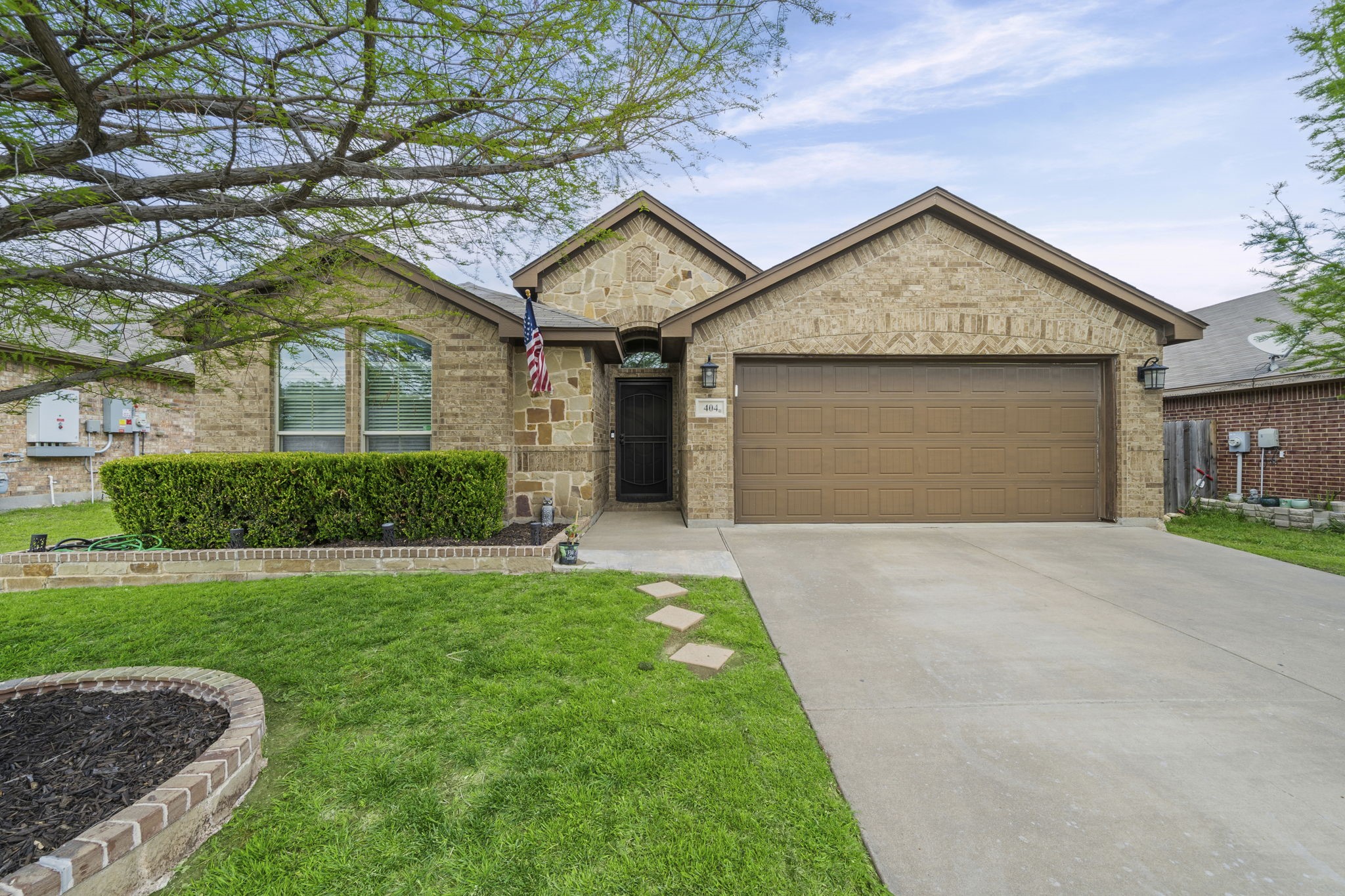 Property photo 01 of 404 Brookhollow Lane, Saginaw, TX 76131 | MLS #21230959