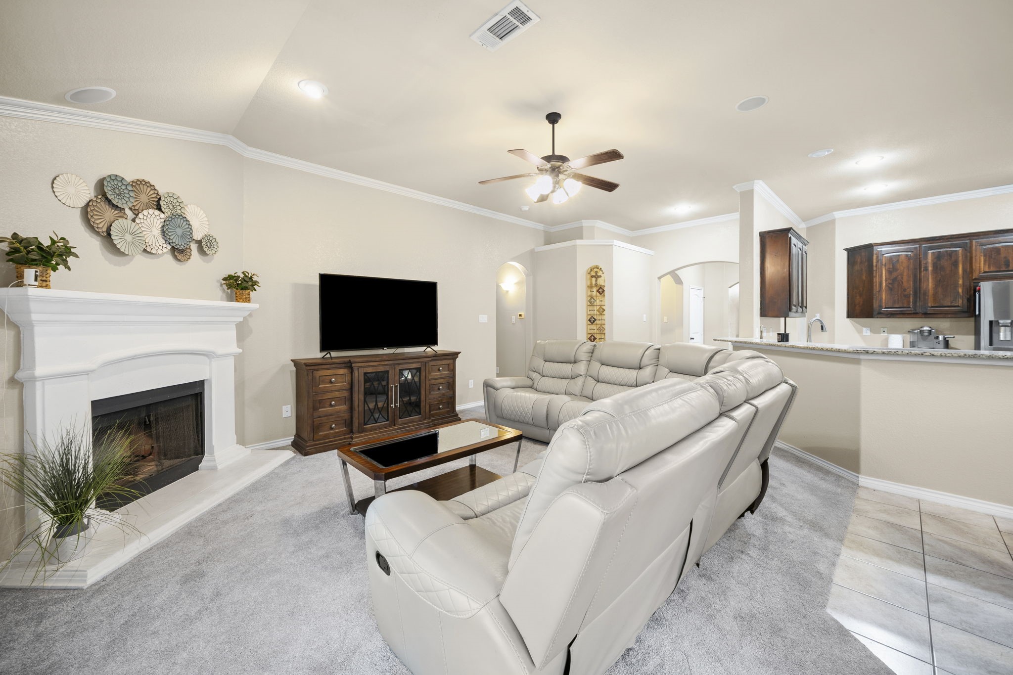 Property photo 03 of 404 Brookhollow Lane, Saginaw, TX 76131 | MLS #21230959
