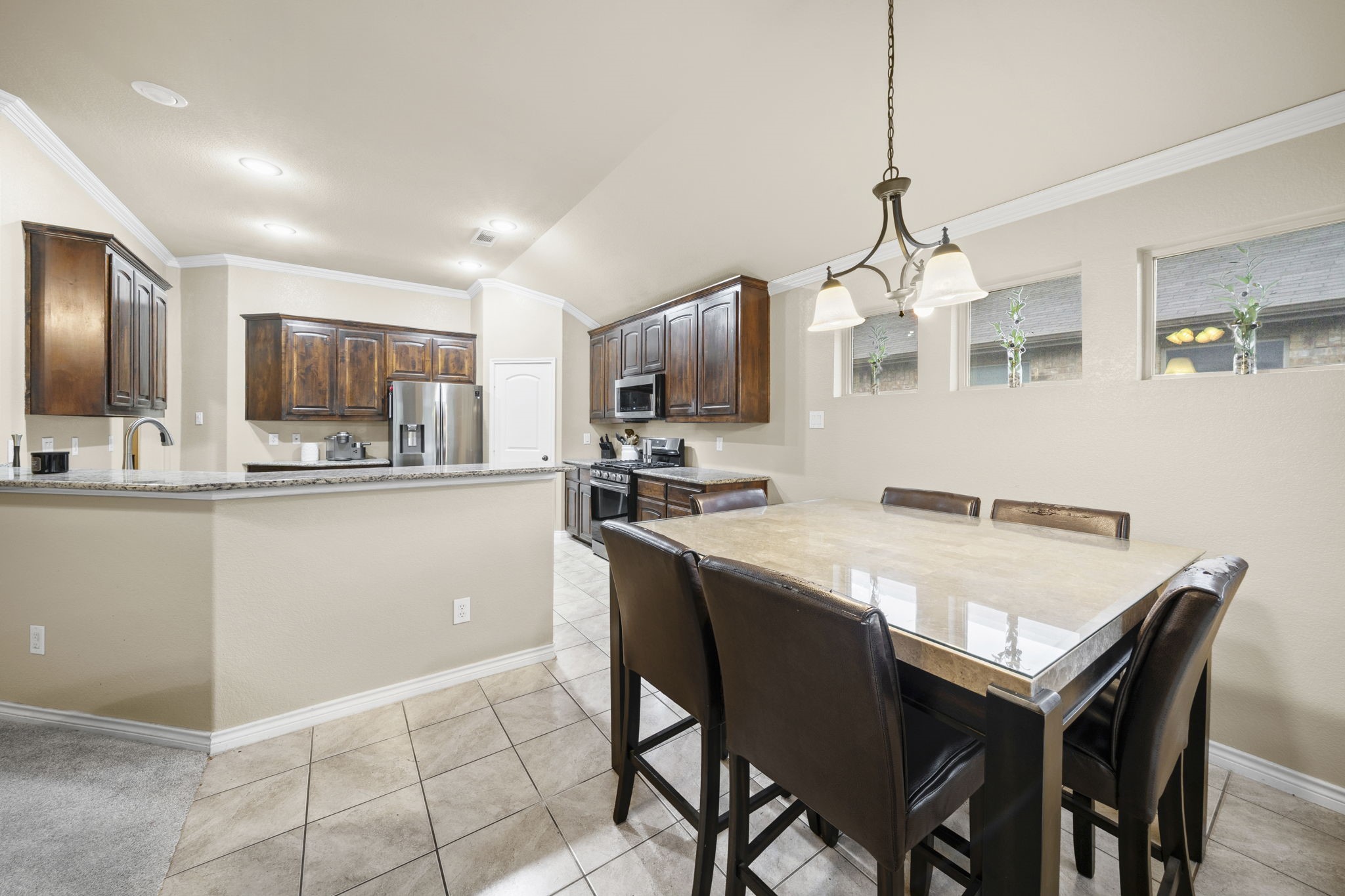 Property photo 04 of 404 Brookhollow Lane, Saginaw, TX 76131 | MLS #21230959