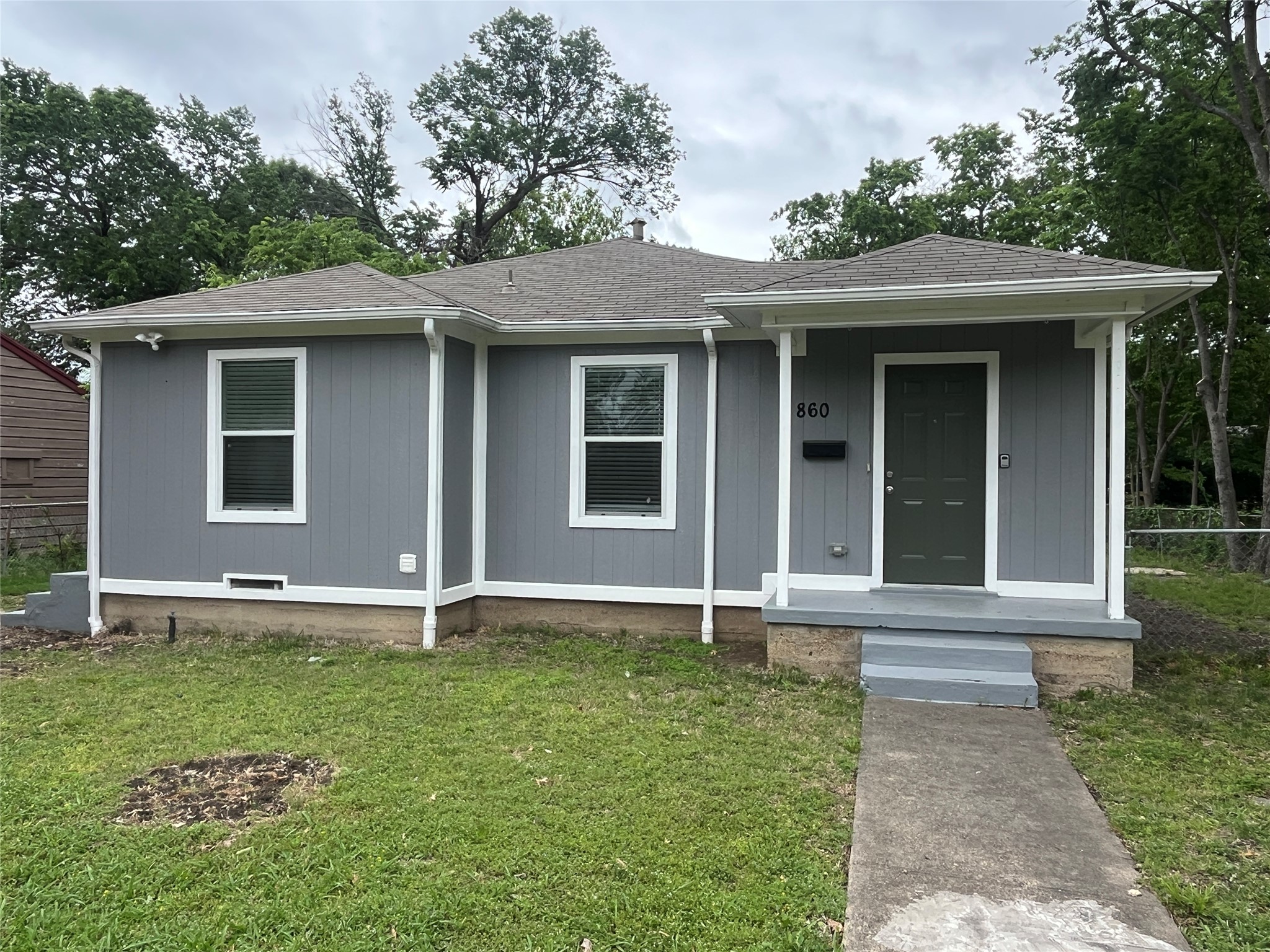 Property photo 01 of 860 Mimosa Drive, Garland, TX 75040 | MLS #21230989