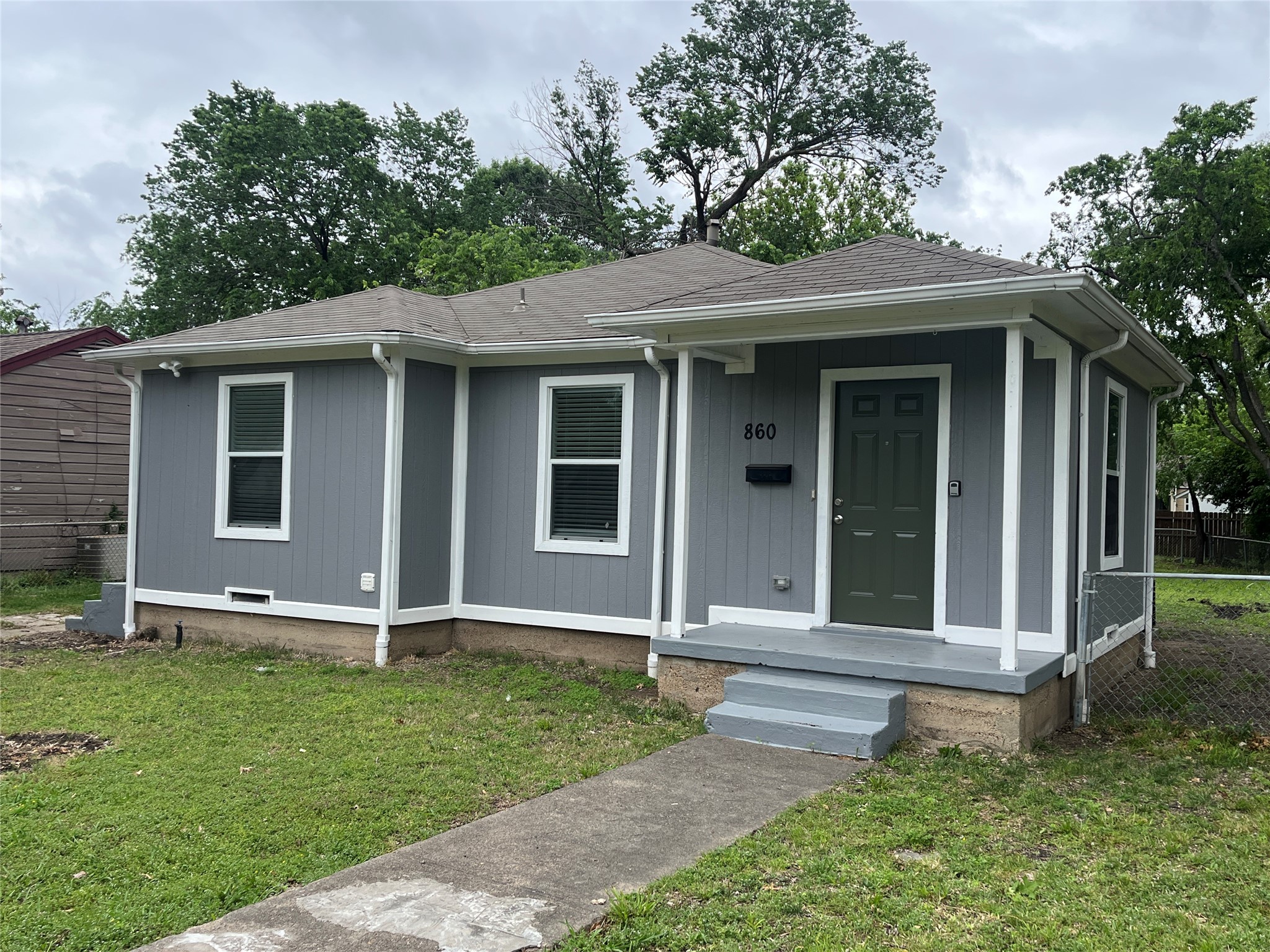 Property photo 02 of 860 Mimosa Drive, Garland, TX 75040 | MLS #21230989