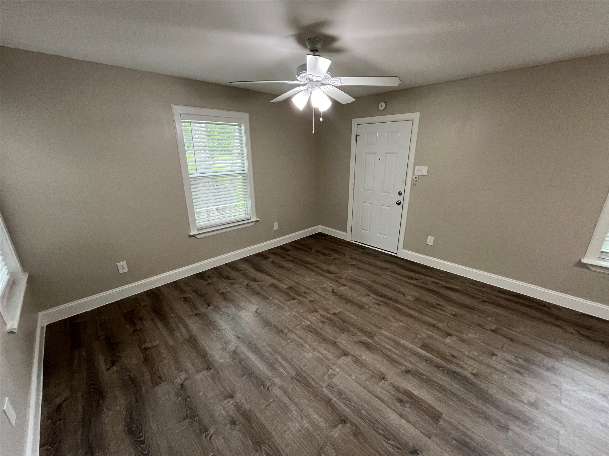 Property photo 04 of 860 Mimosa Drive, Garland, TX 75040 | MLS #21230989
