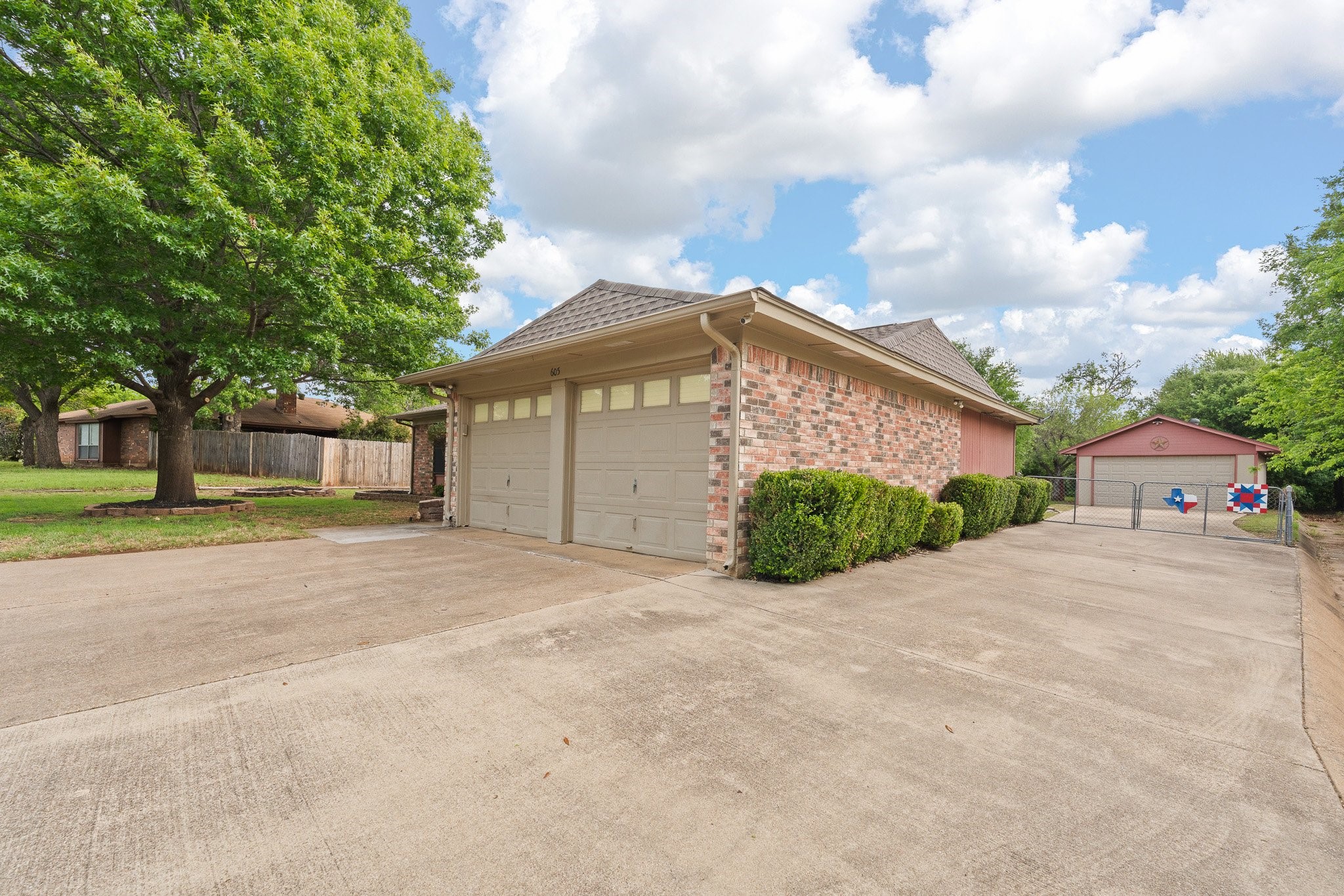 Property photo 03 of 605 Owens Drive, Crowley, TX 76036 | MLS #21231301