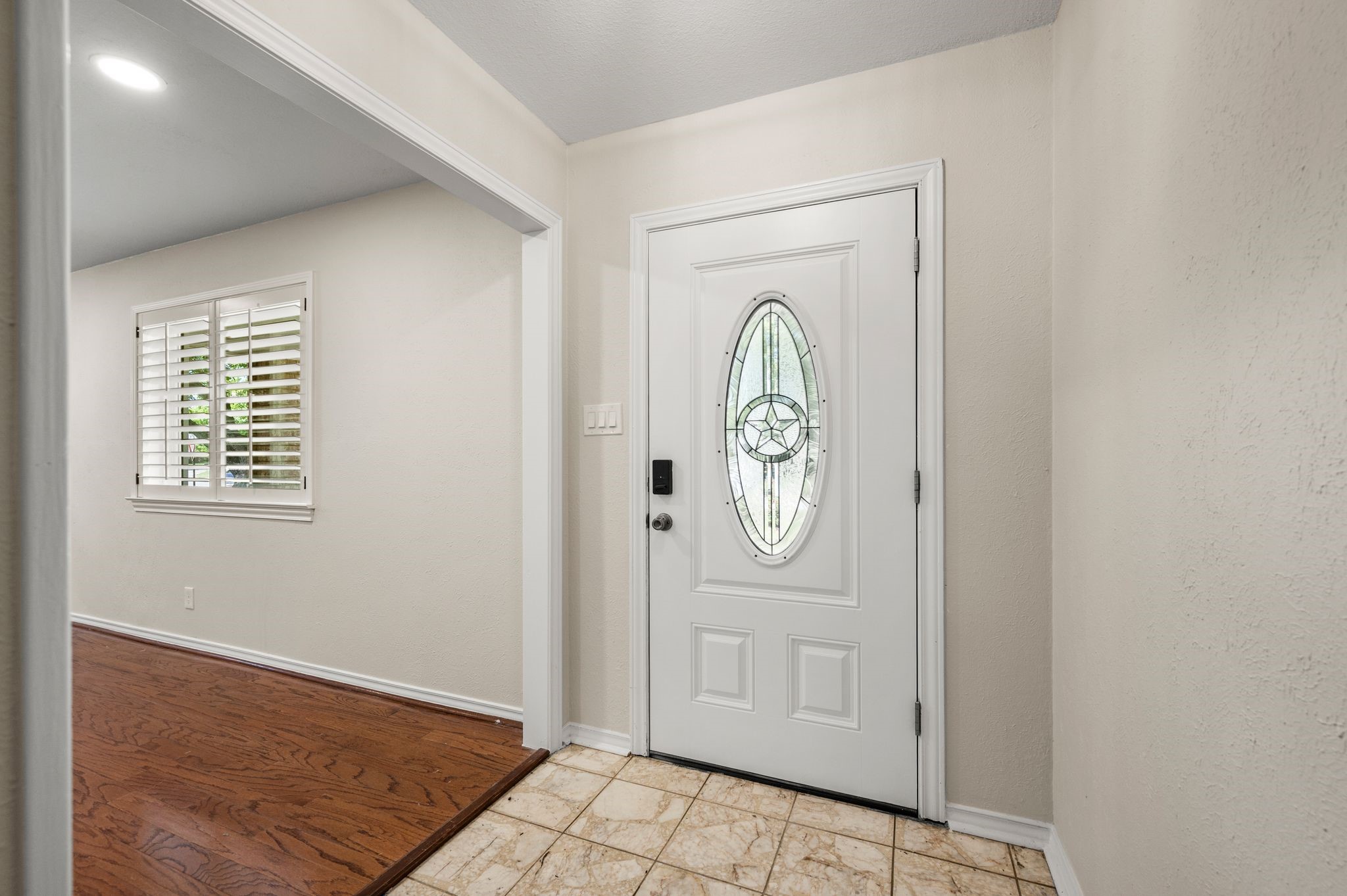 Property photo 03 of 2 Lincolnshire Circle, Bedford, TX 76021 | MLS #21232419