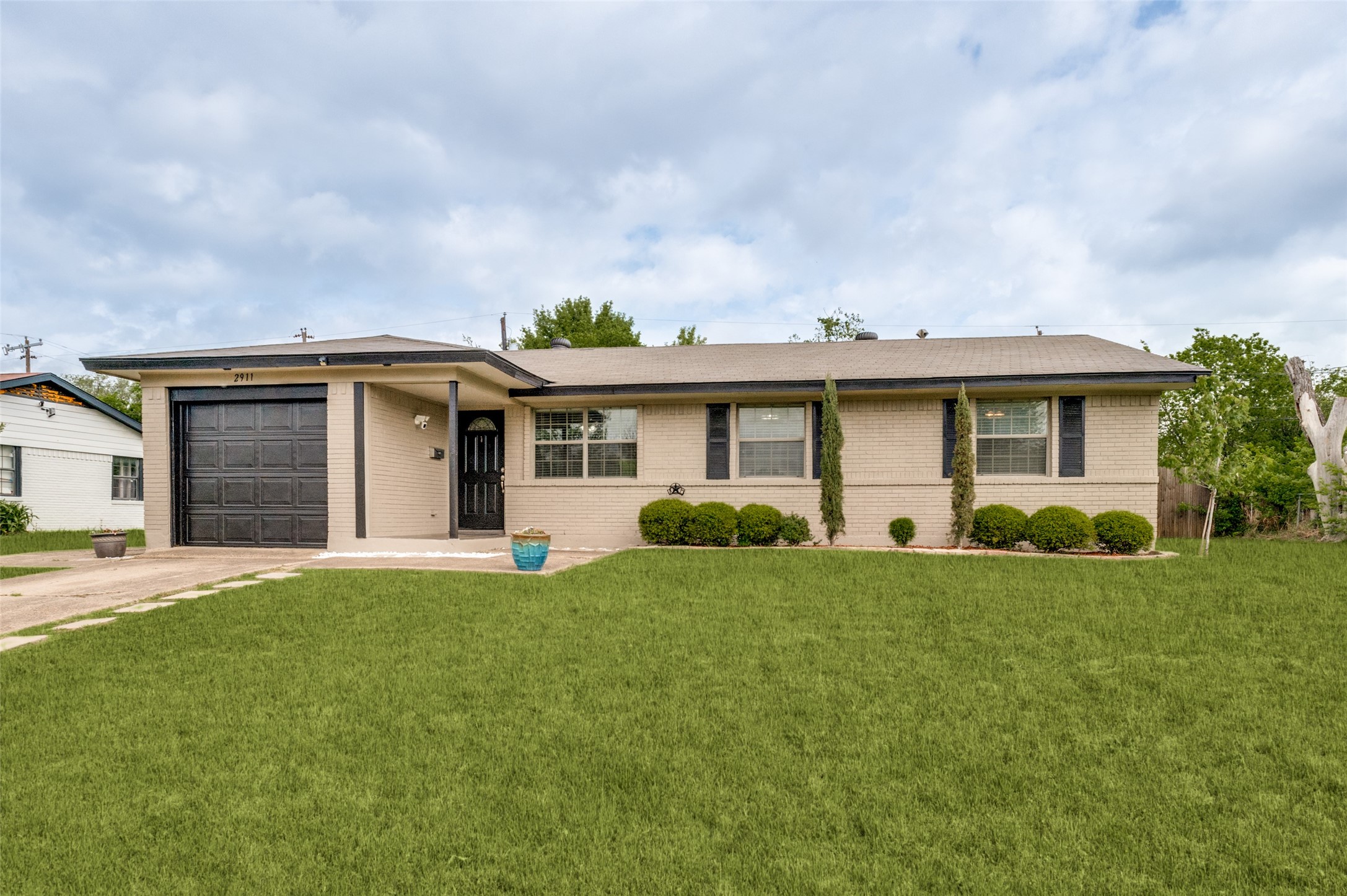 Property photo 01 of 2911 Old North Road, Farmers Branch, TX 75234 | MLS #21233628