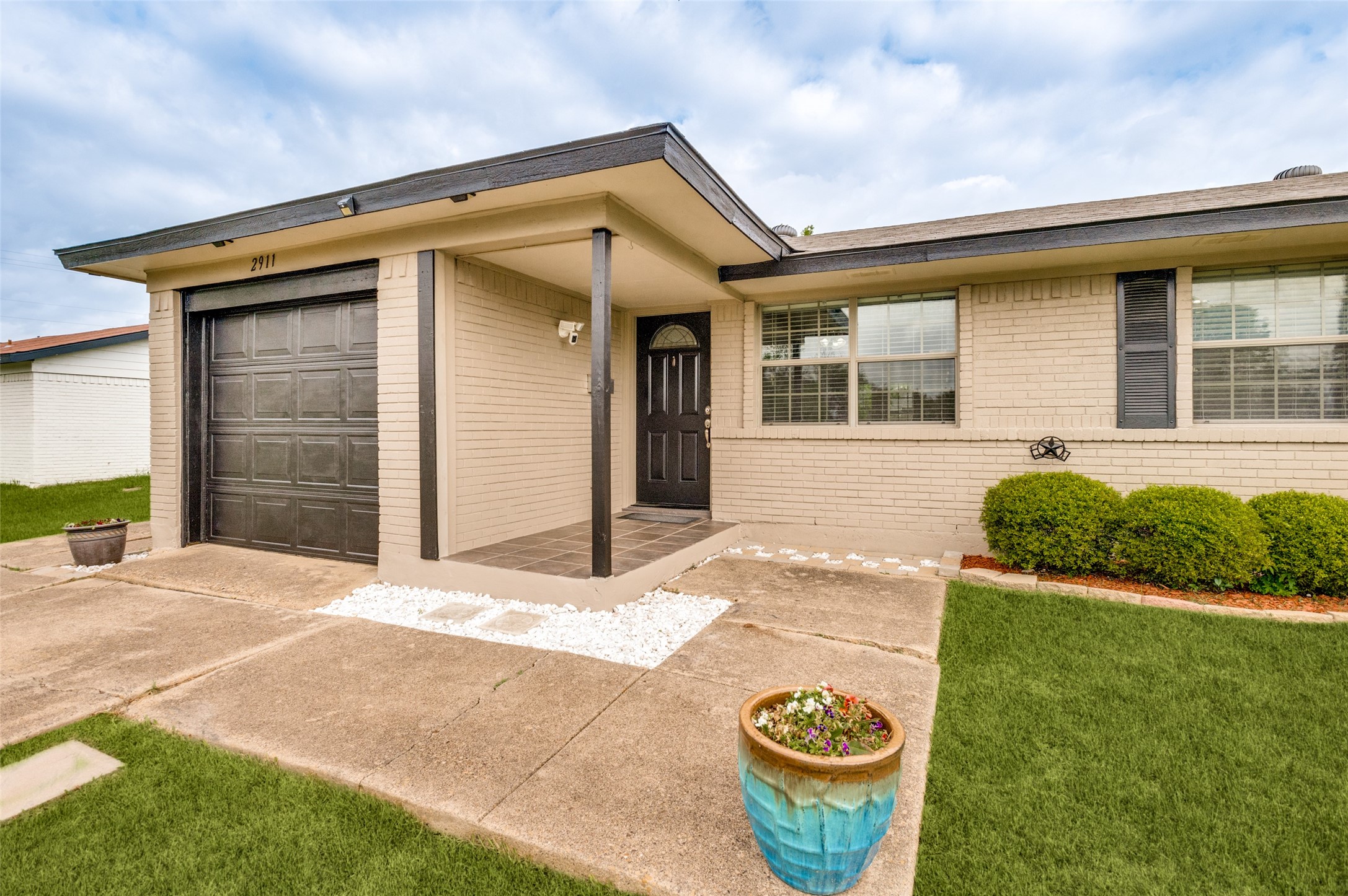 Property photo 02 of 2911 Old North Road, Farmers Branch, TX 75234 | MLS #21233628