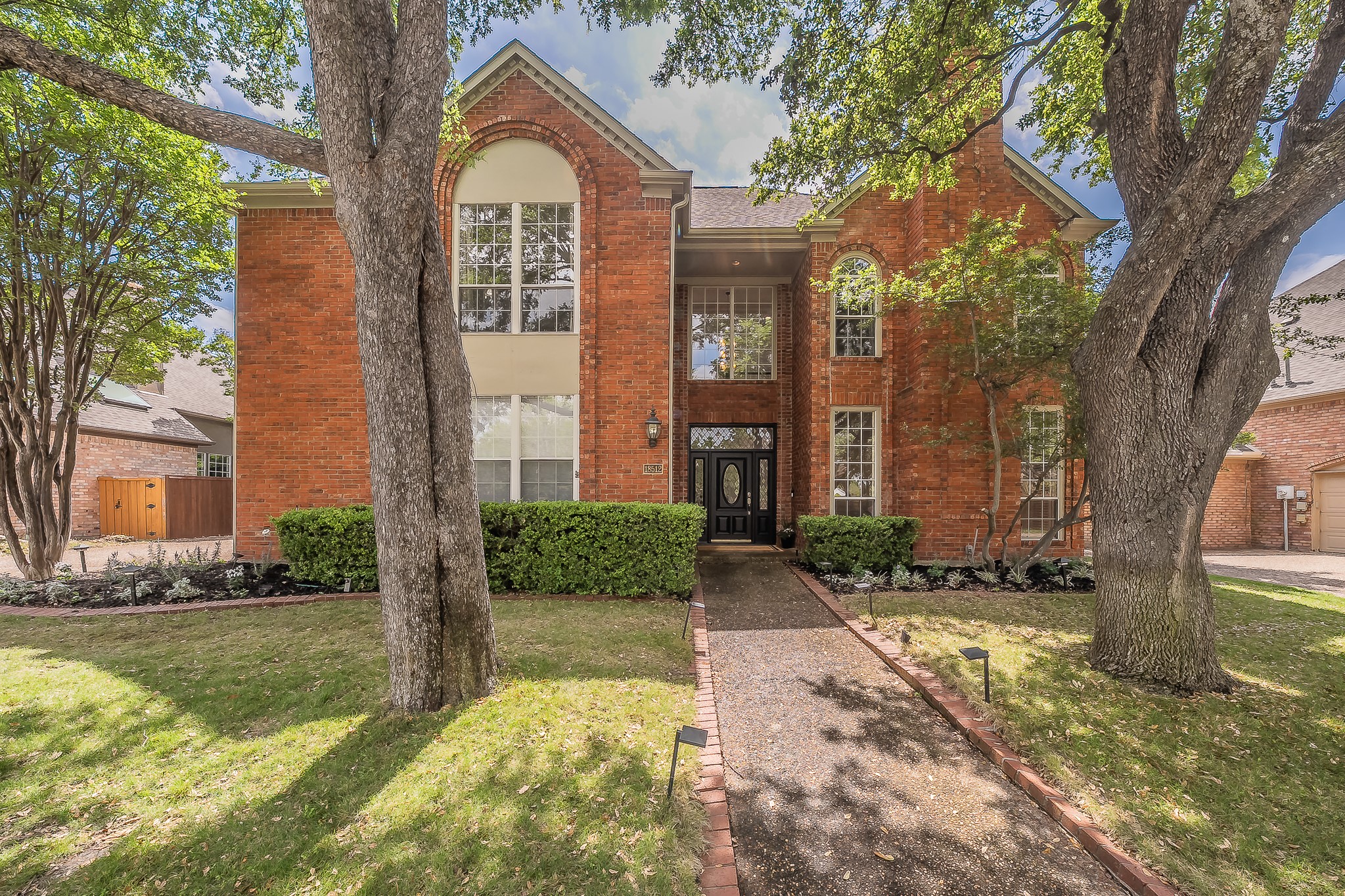 Property photo 01 of 18512 Highland Creek Lane, Dallas, TX 75252 | MLS #21233851