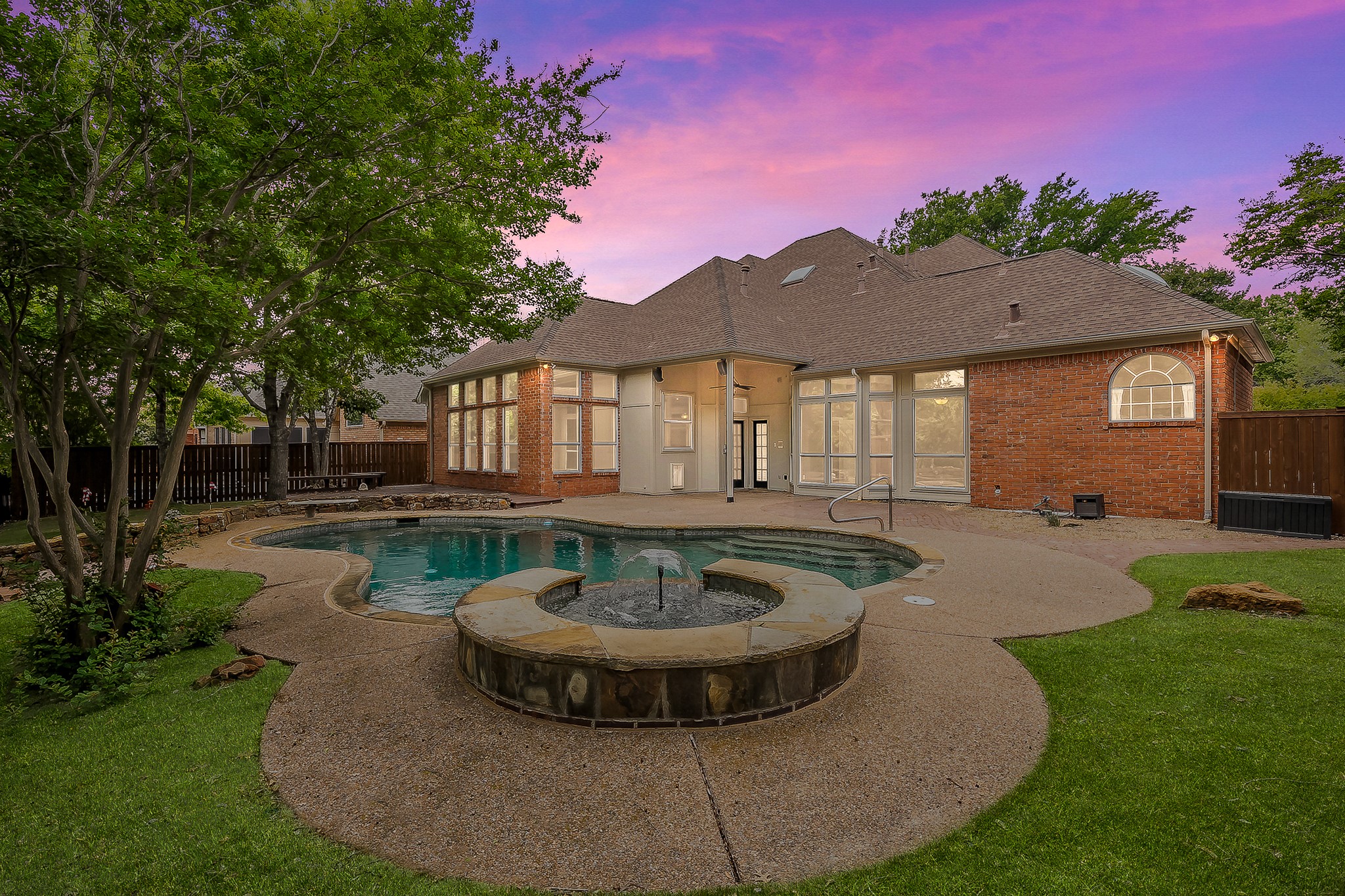 Property photo 04 of 18512 Highland Creek Lane, Dallas, TX 75252 | MLS #21233851