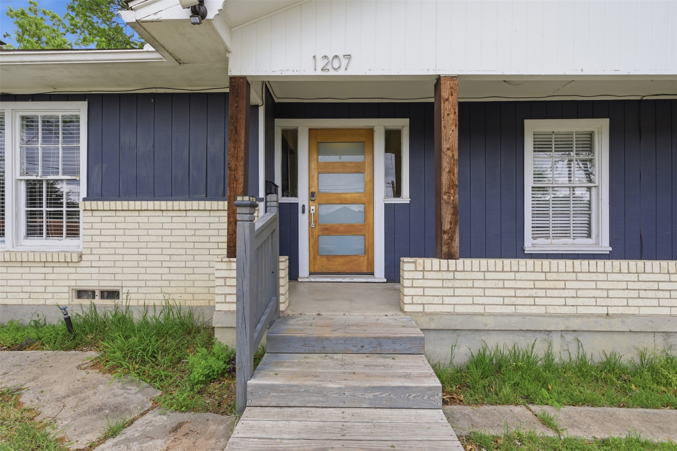 Property photo 01 of 1207 N College Street, Mckinney, TX 75069 | MLS #21235277