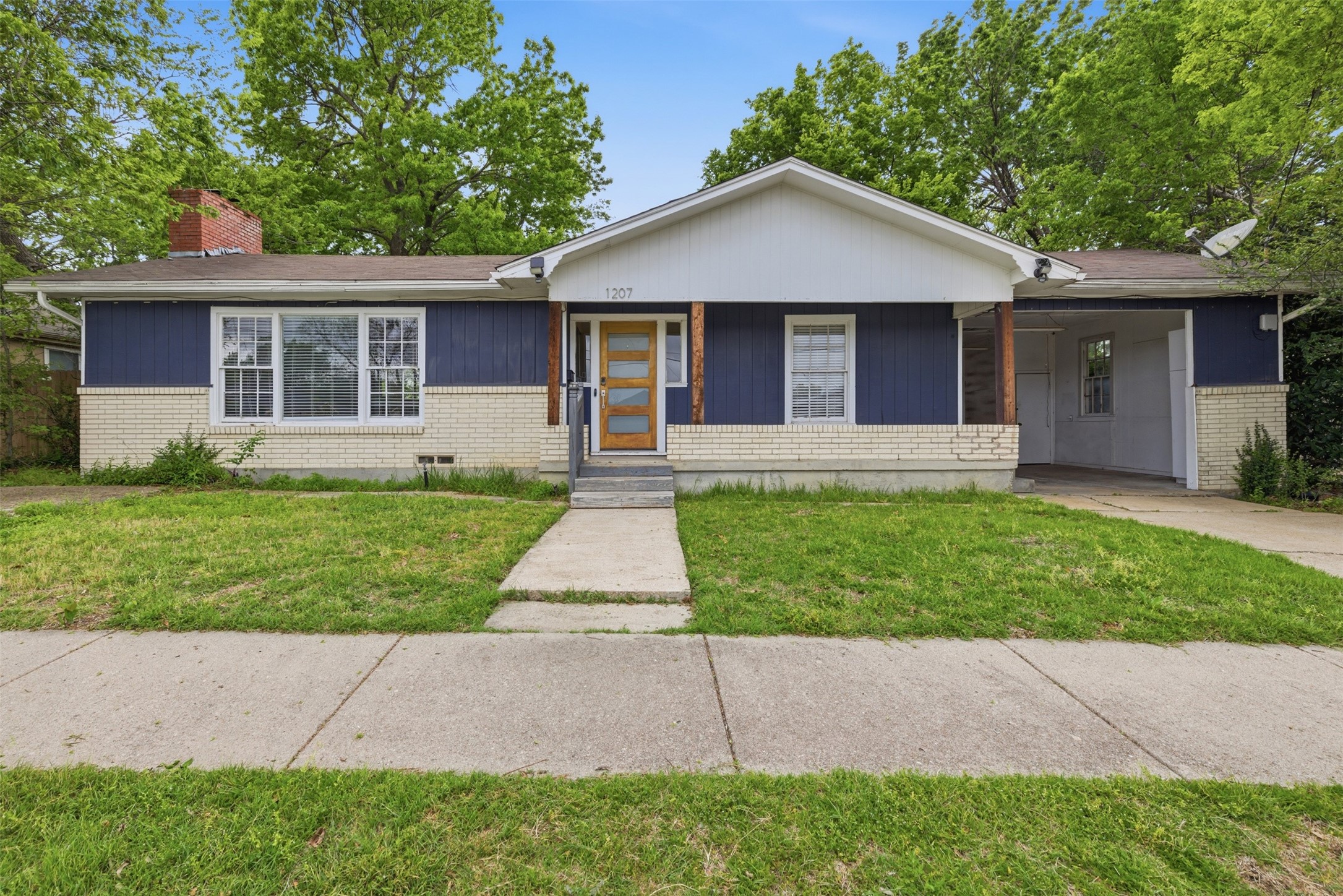 Property photo 03 of 1207 N College Street, Mckinney, TX 75069 | MLS #21235277