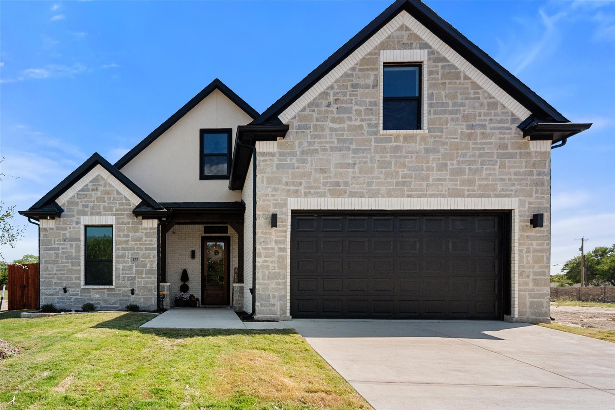 Property photo 01 of 122 Yvonne Street Red, Oak, TX 75154 | MLS #21236938