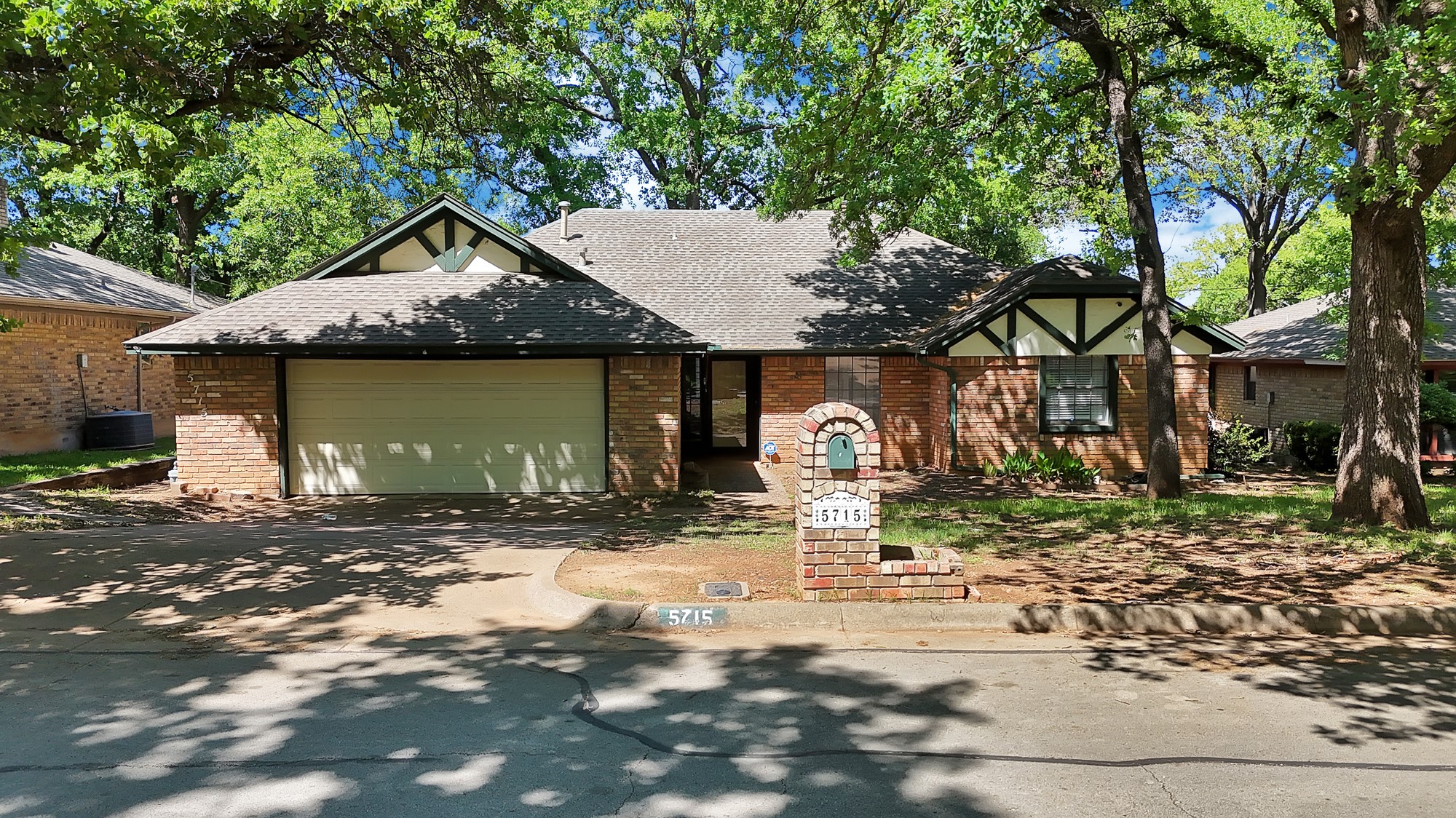 Property photo 01 of 5715 Trail Crest Drive, Arlington, TX 76017 | MLS #21237631
