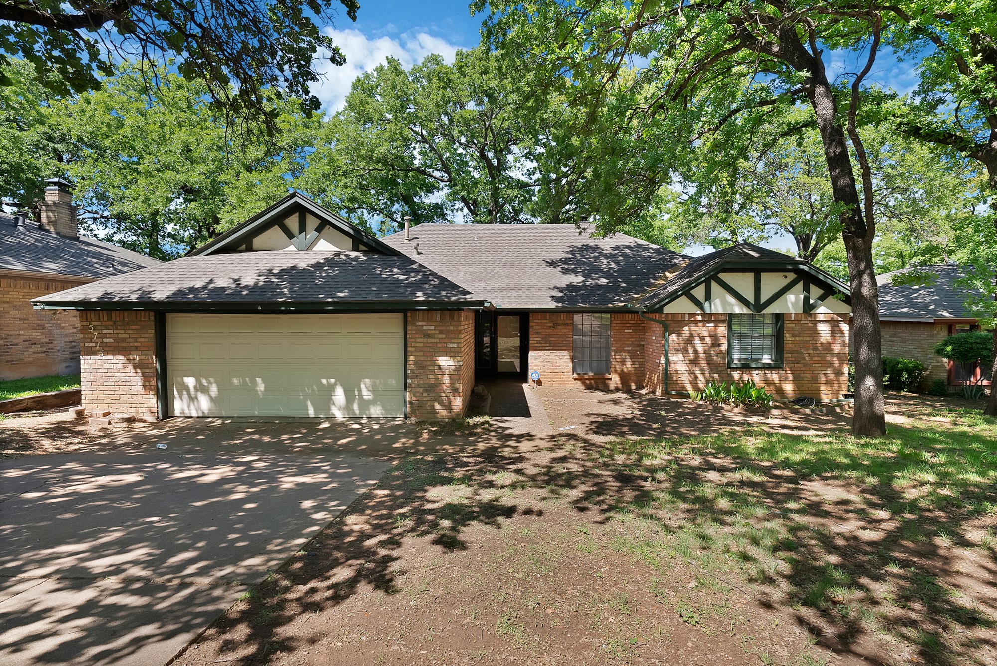 Property photo 02 of 5715 Trail Crest Drive, Arlington, TX 76017 | MLS #21237631