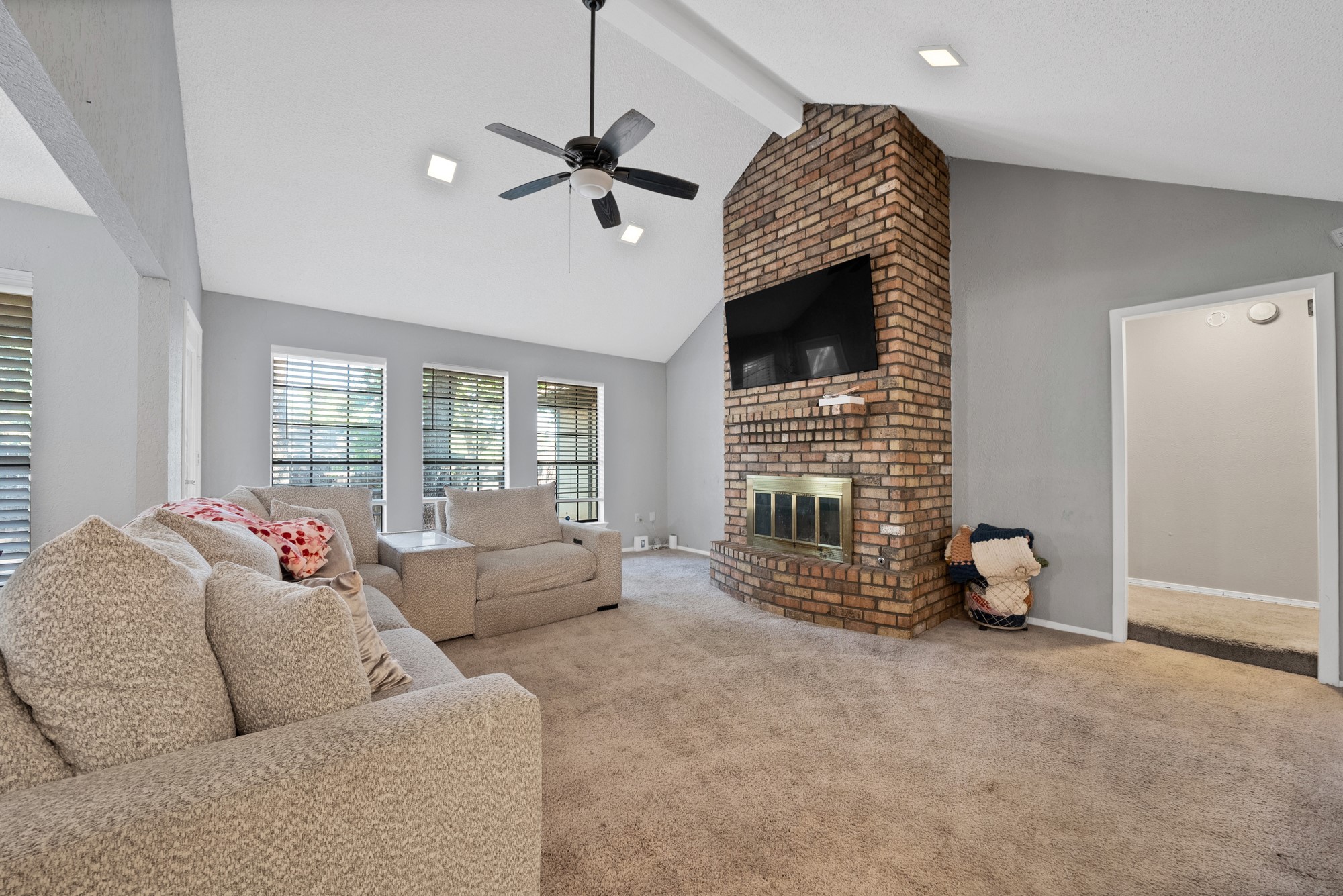 Property photo 04 of 5715 Trail Crest Drive, Arlington, TX 76017 | MLS #21237631