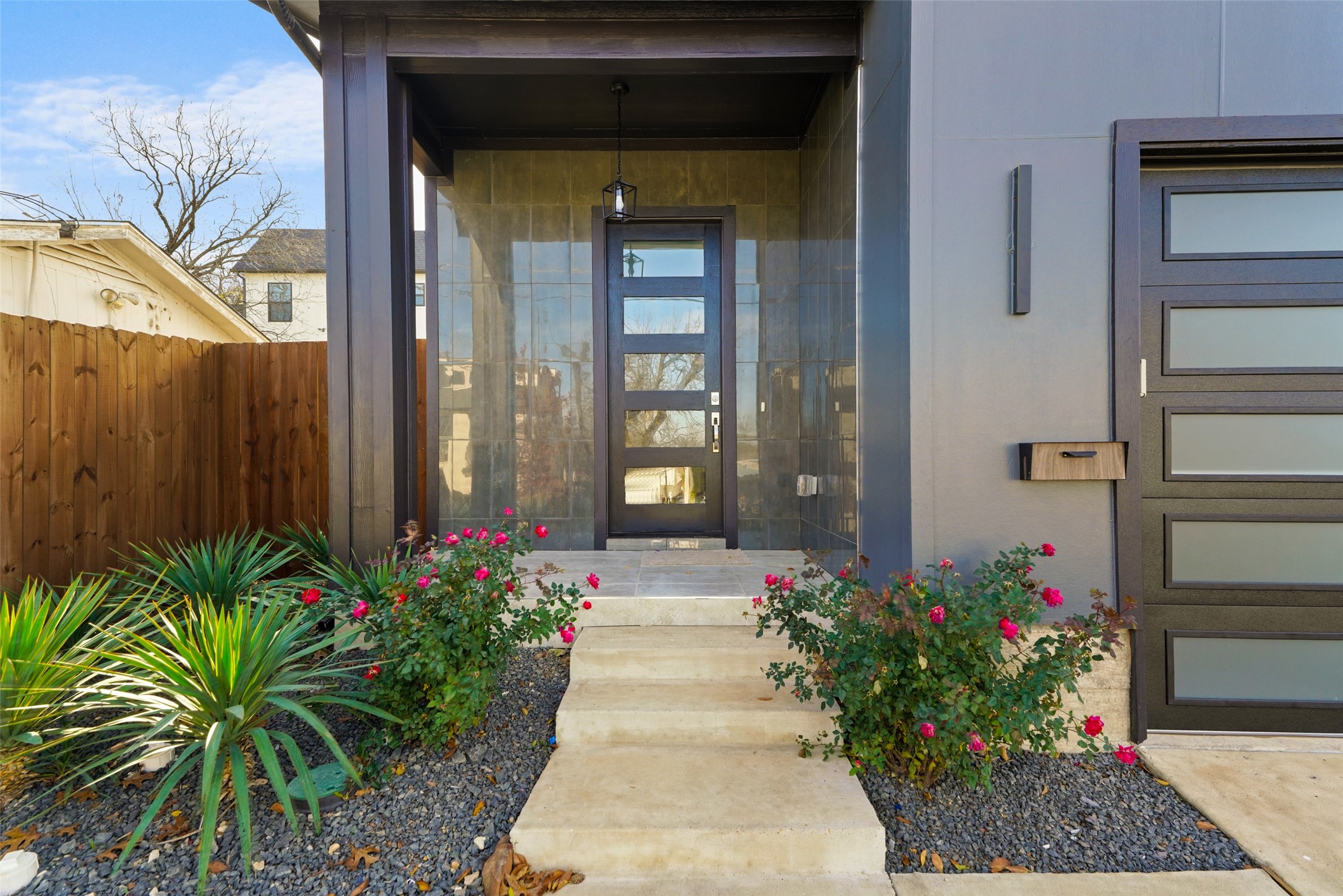 Property photo 02 of 1320 Compton Street, Dallas, TX 75203 | MLS #21239003