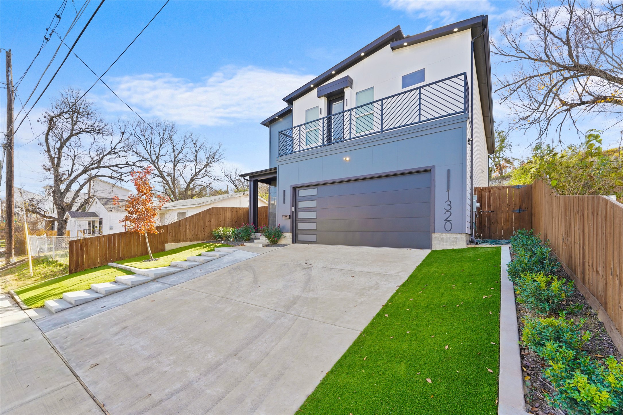 Property photo 03 of 1320 Compton Street, Dallas, TX 75203 | MLS #21239003