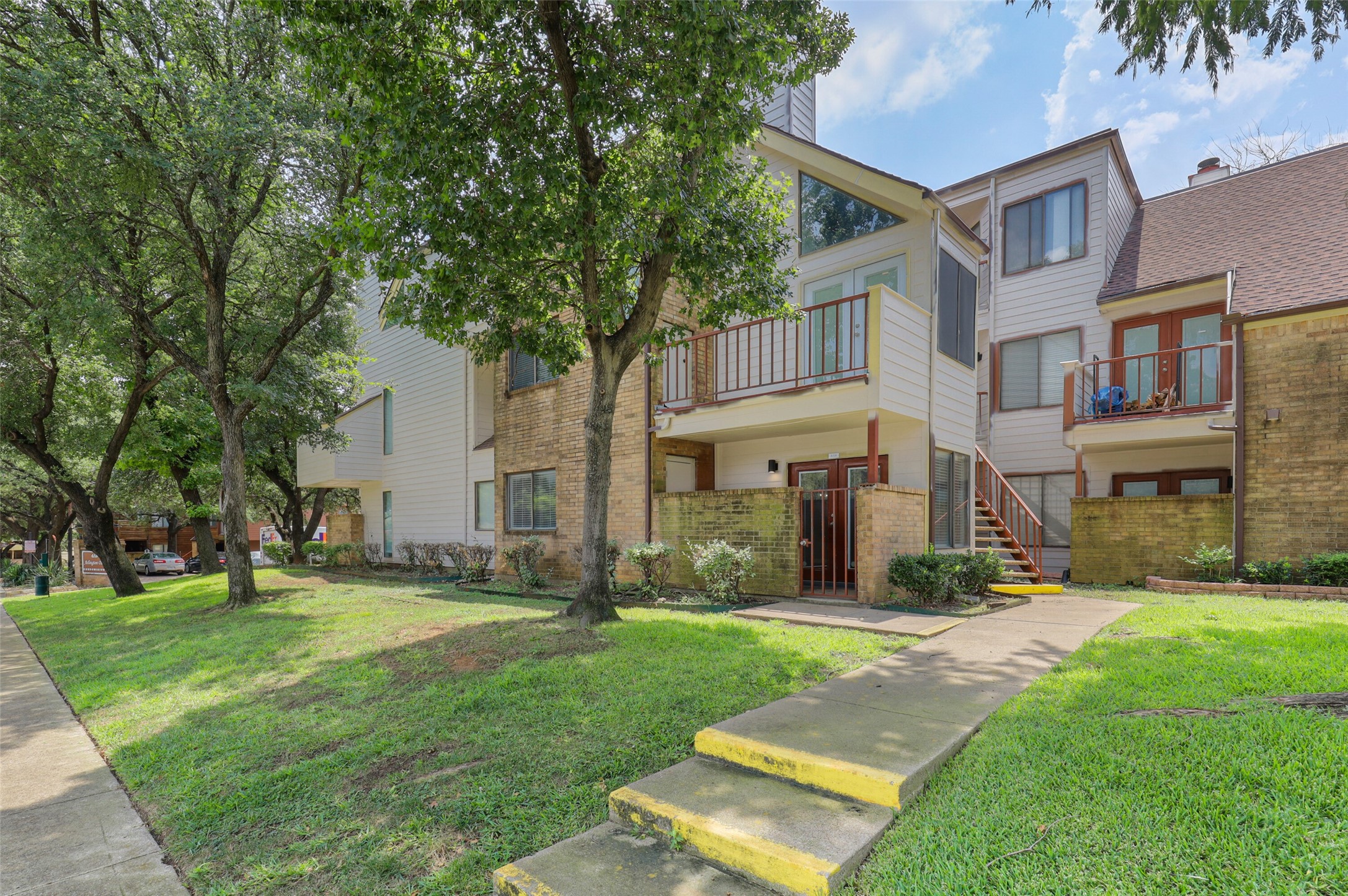 Property photo 02 of 2312 Balsam Drive UNIT A105, Arlington, TX 76006 | MLS #21240965