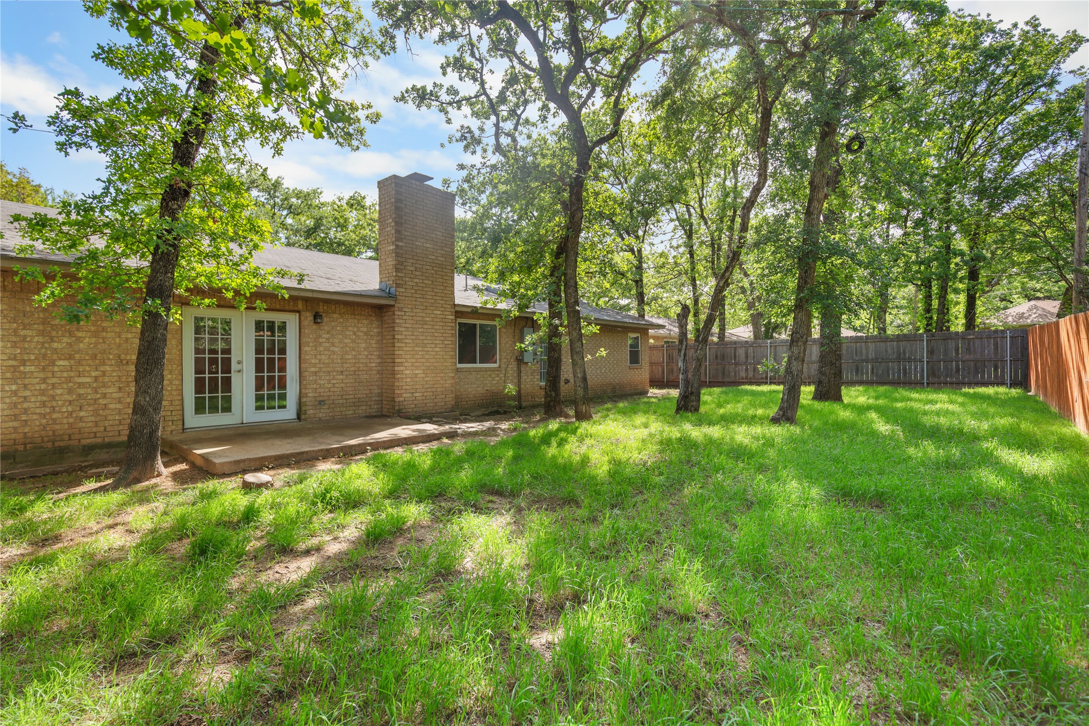 Property photo 02 of 1109 Pine Ridge Drive, Azle, TX 76020 | MLS #21241025
