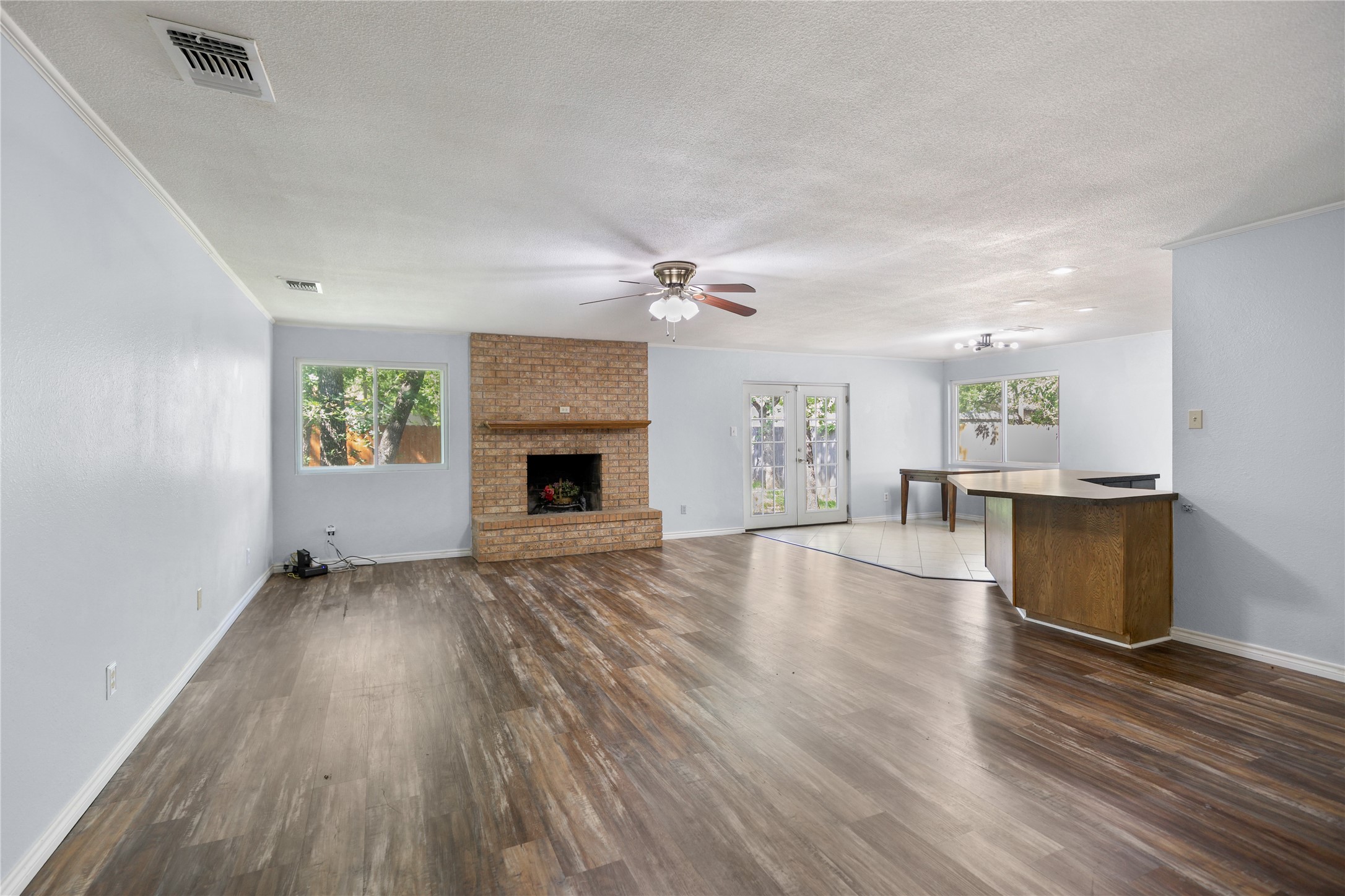 Property photo 04 of 1109 Pine Ridge Drive, Azle, TX 76020 | MLS #21241025
