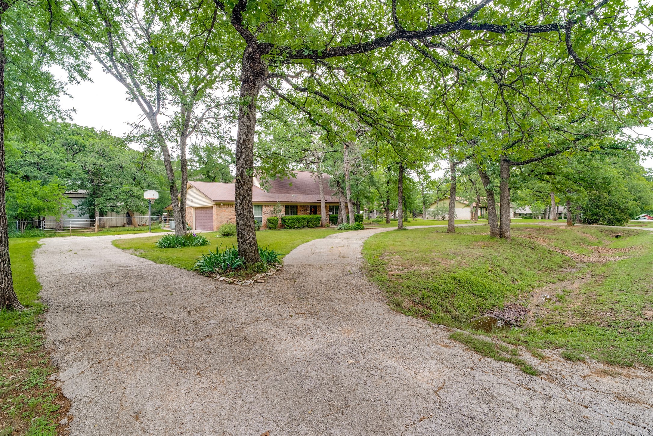 Property photo 01 of 2009 Thousand Oaks Drive, Burleson, TX 76028 | MLS #21243267