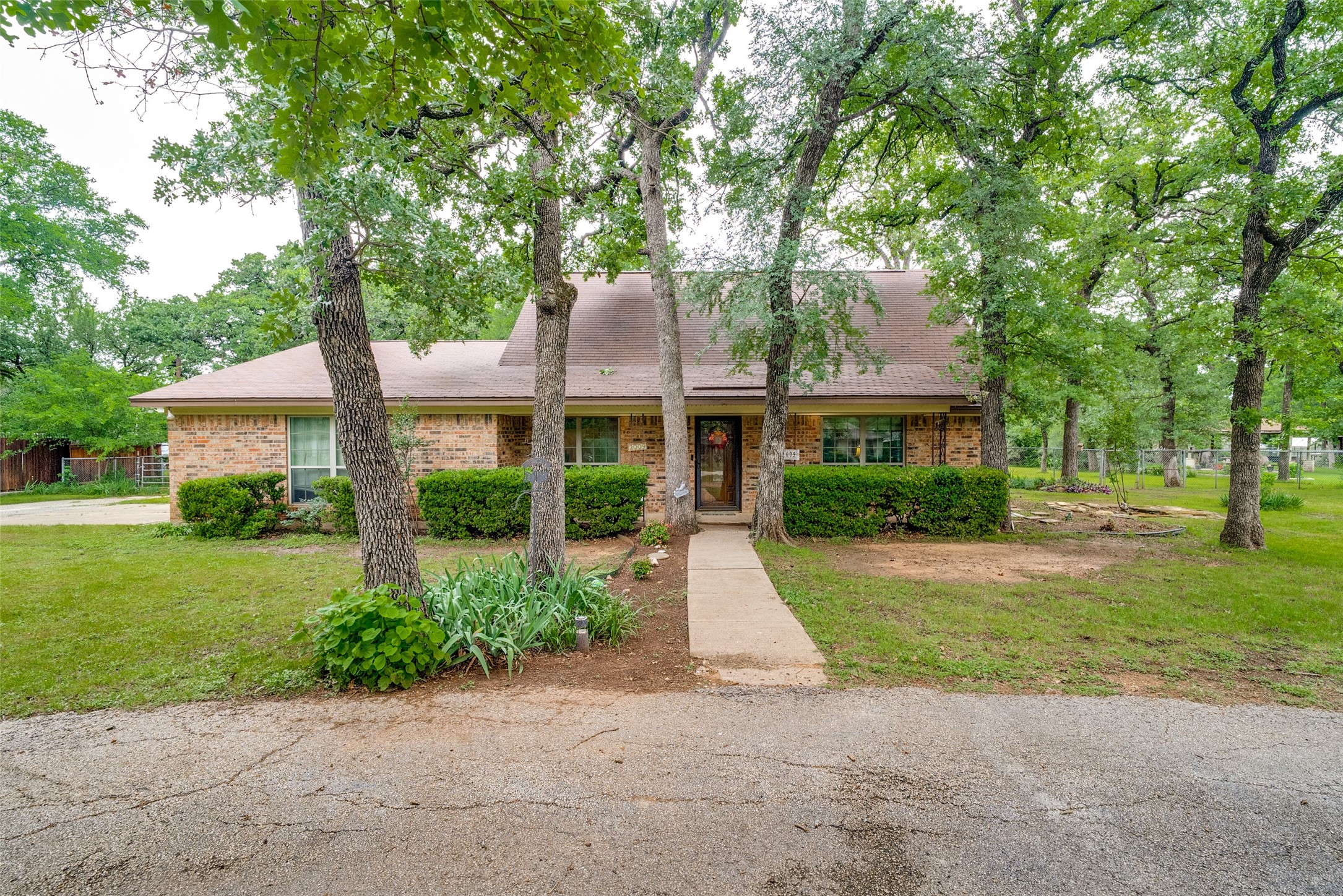 Property photo 02 of 2009 Thousand Oaks Drive, Burleson, TX 76028 | MLS #21243267