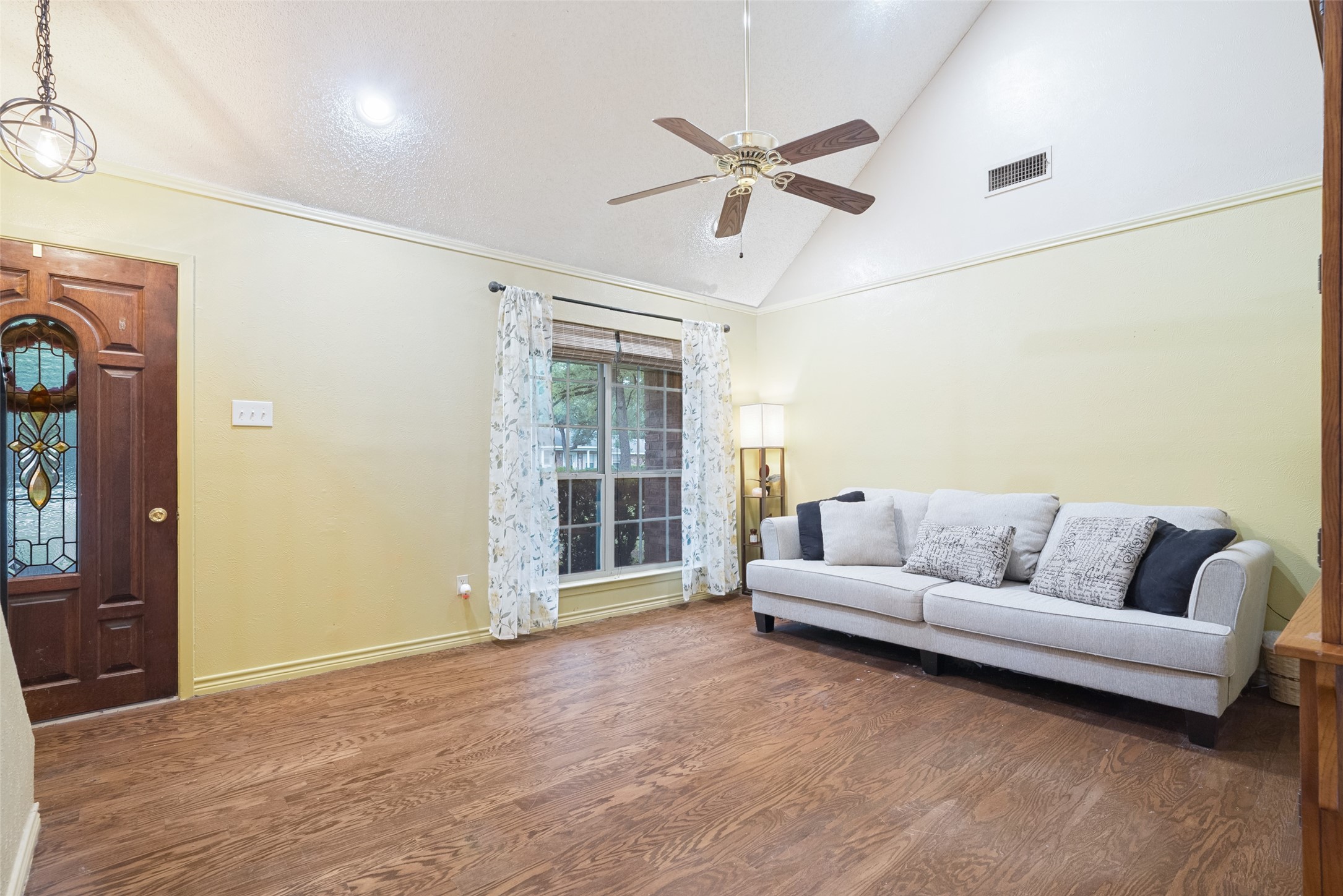 Property photo 03 of 2009 Thousand Oaks Drive, Burleson, TX 76028 | MLS #21243267