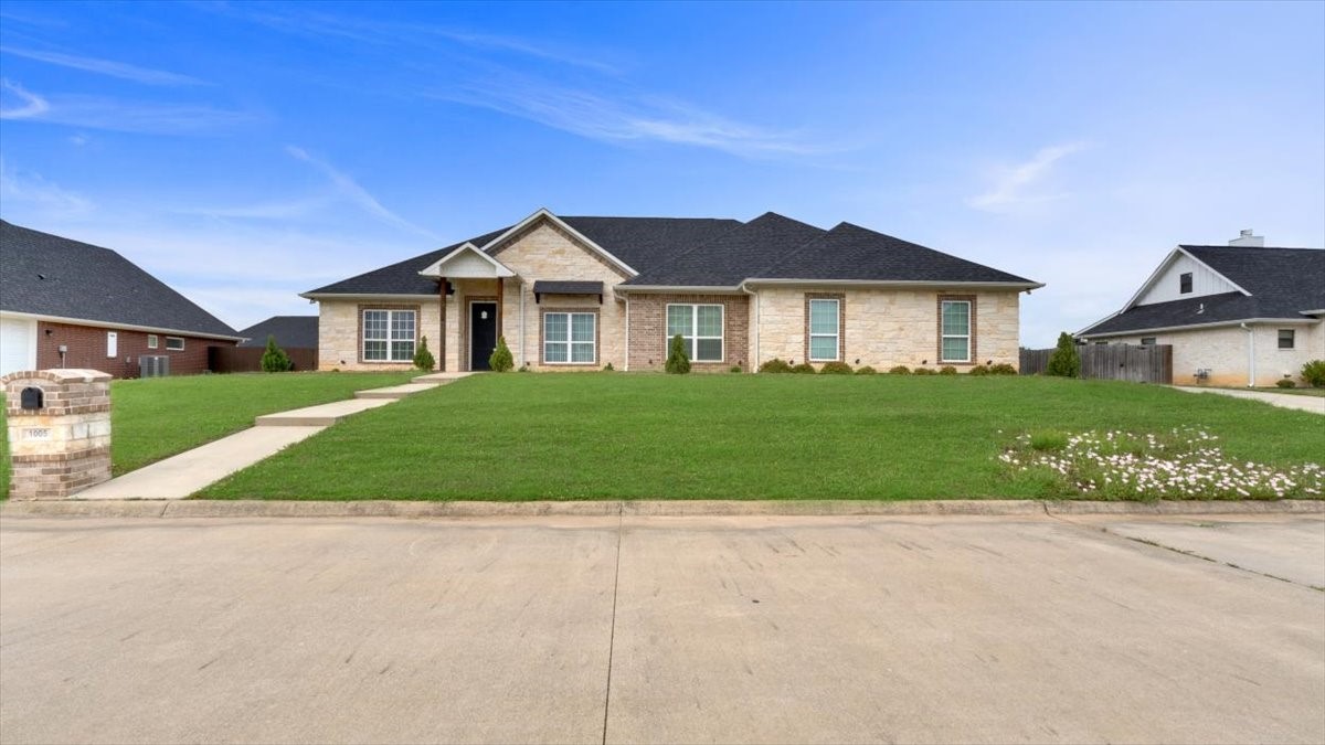 Property photo 01 of 1005 Stone Bridge Street Mt, Pleasant, TX 75455 | MLS #21243517