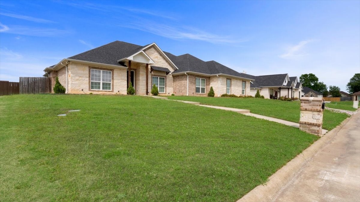 Property photo 02 of 1005 Stone Bridge Street Mt, Pleasant, TX 75455 | MLS #21243517