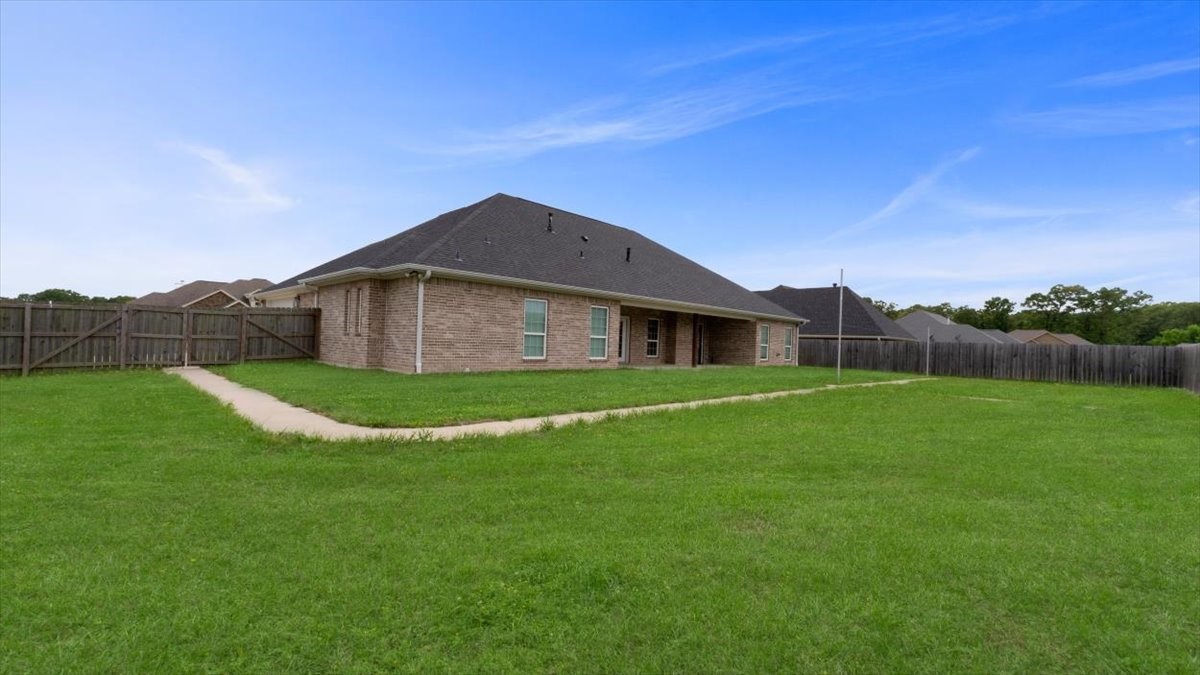 Property photo 04 of 1005 Stone Bridge Street Mt, Pleasant, TX 75455 | MLS #21243517