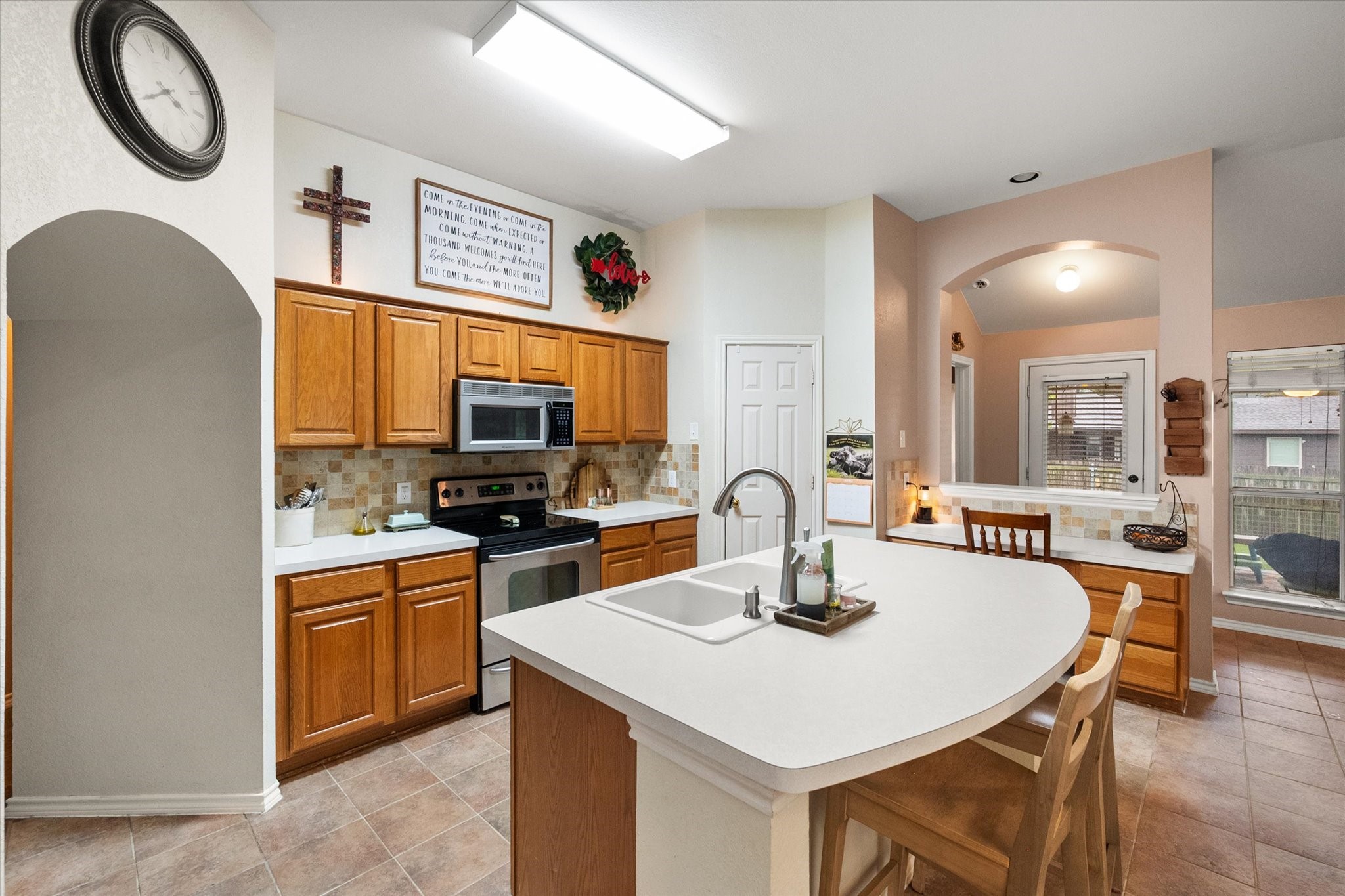 202 Creek Point Lane, Arlington, TX, 76002