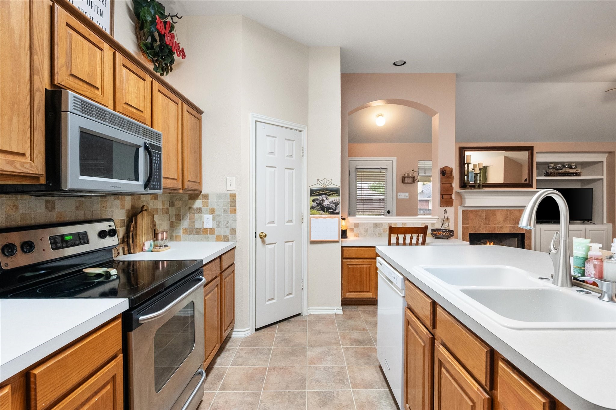 202 Creek Point Lane, Arlington, TX, 76002