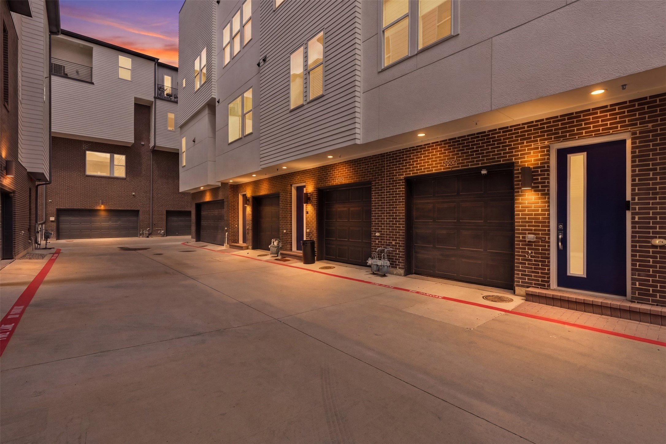 Property photo 02 of 381 E Greenbriar Lane UNIT 1002, Dallas, TX 75203 | MLS #21245341