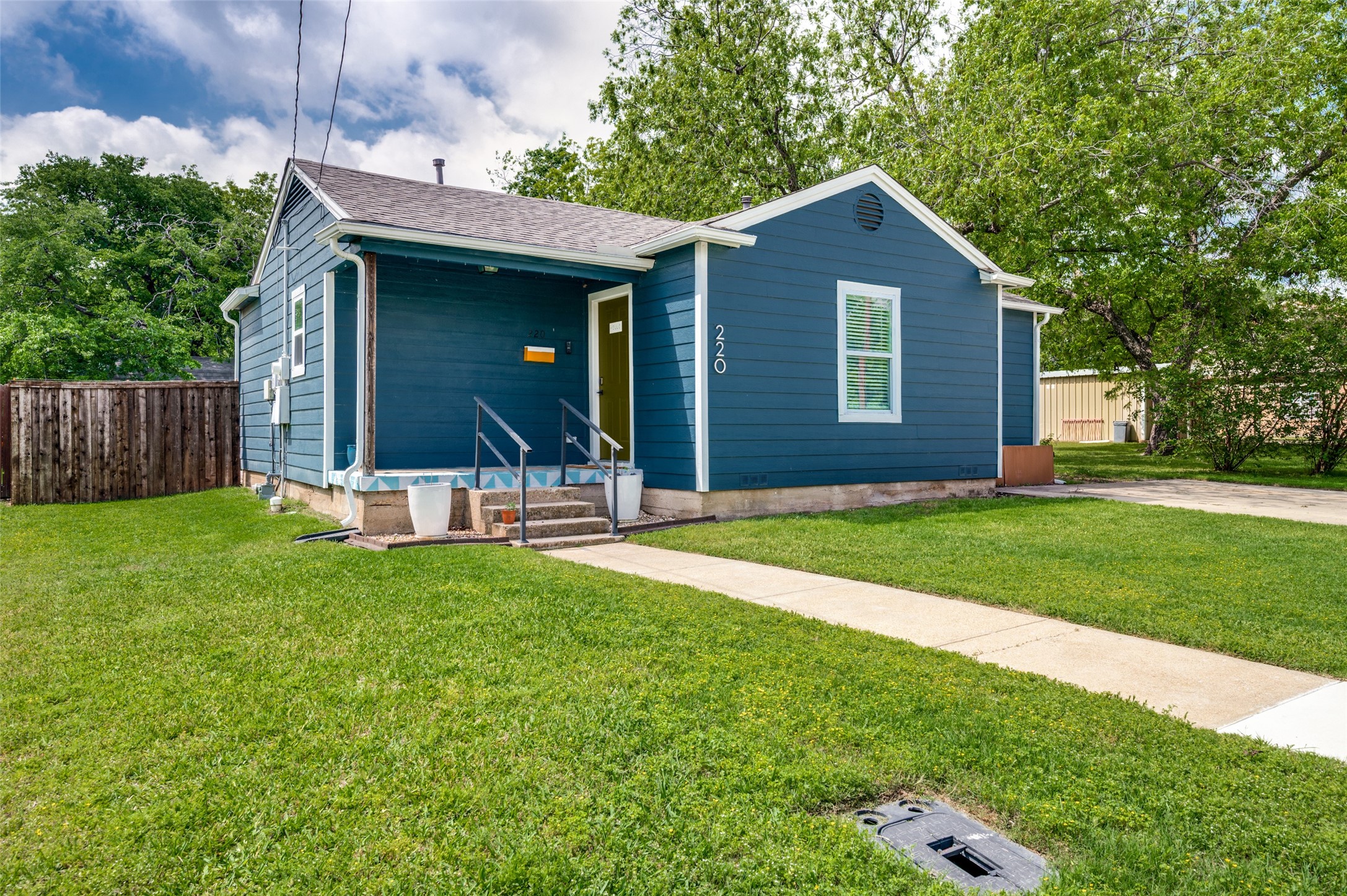 Property photo 01 of 220 W College Street, Lewisville, TX 75057 | MLS #21247570